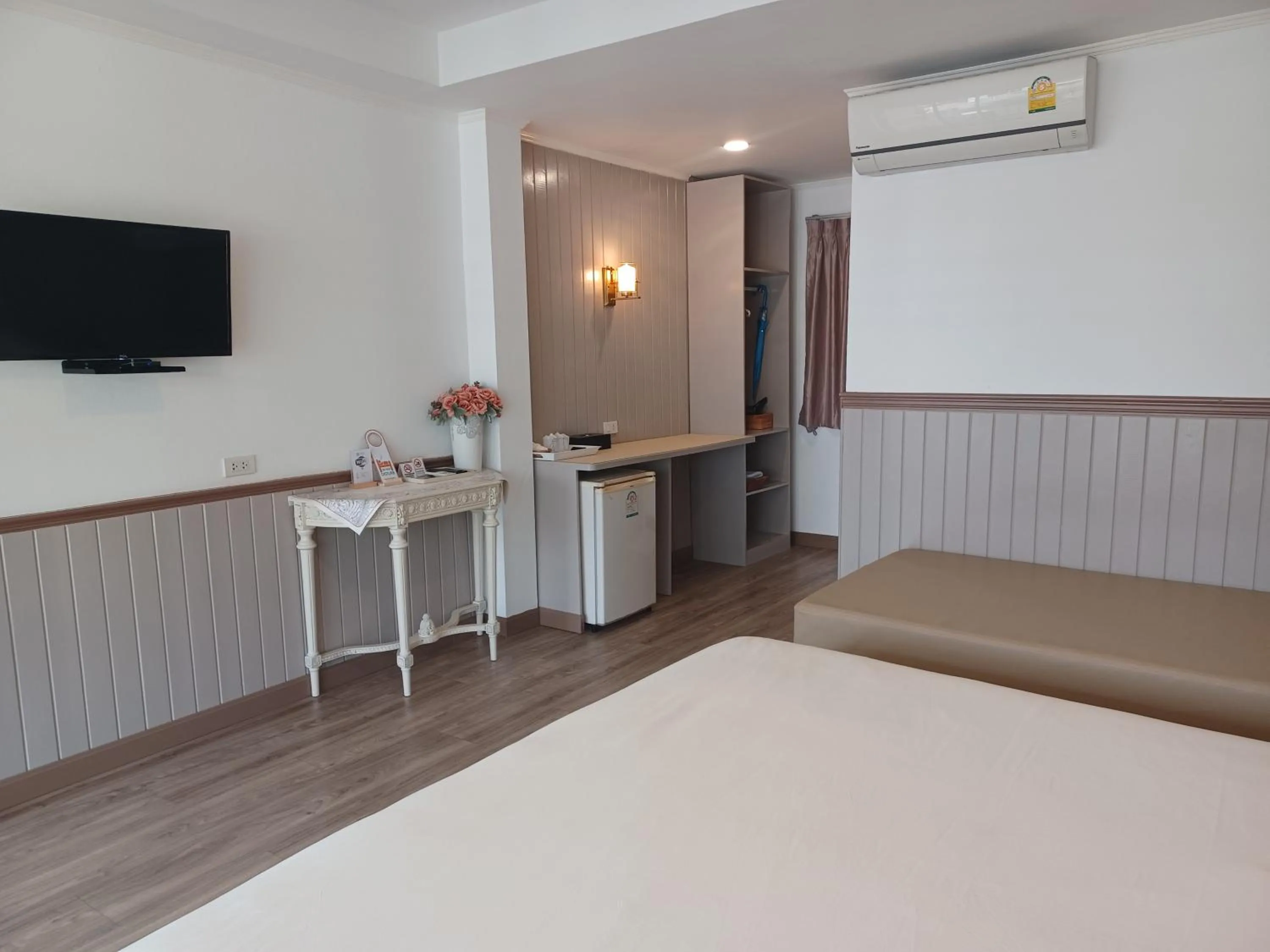 Photo of the whole room, Bed in Koh Larn Riviera