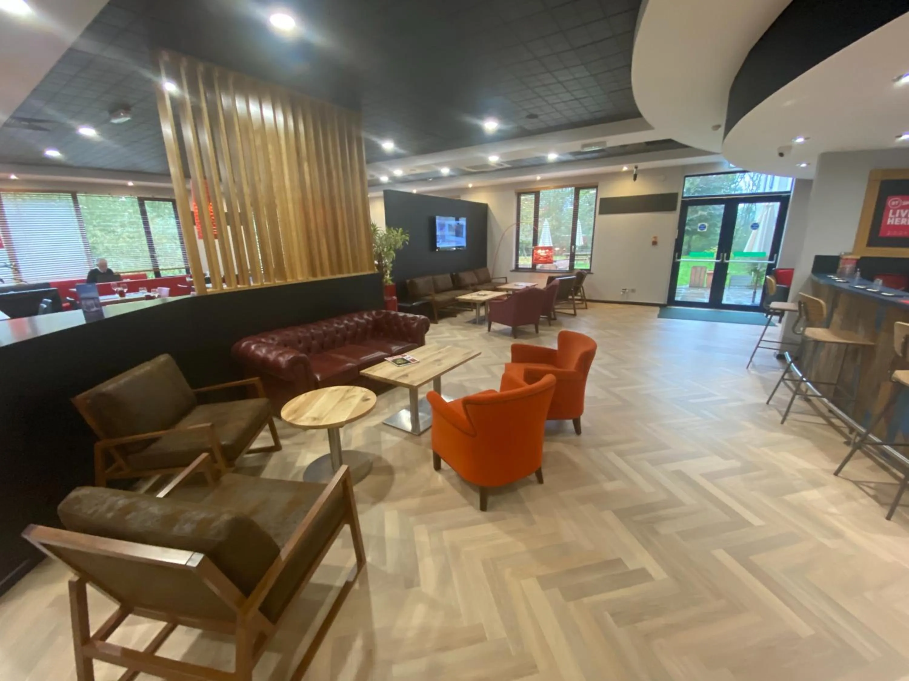 Lounge or bar in ibis Rugby East