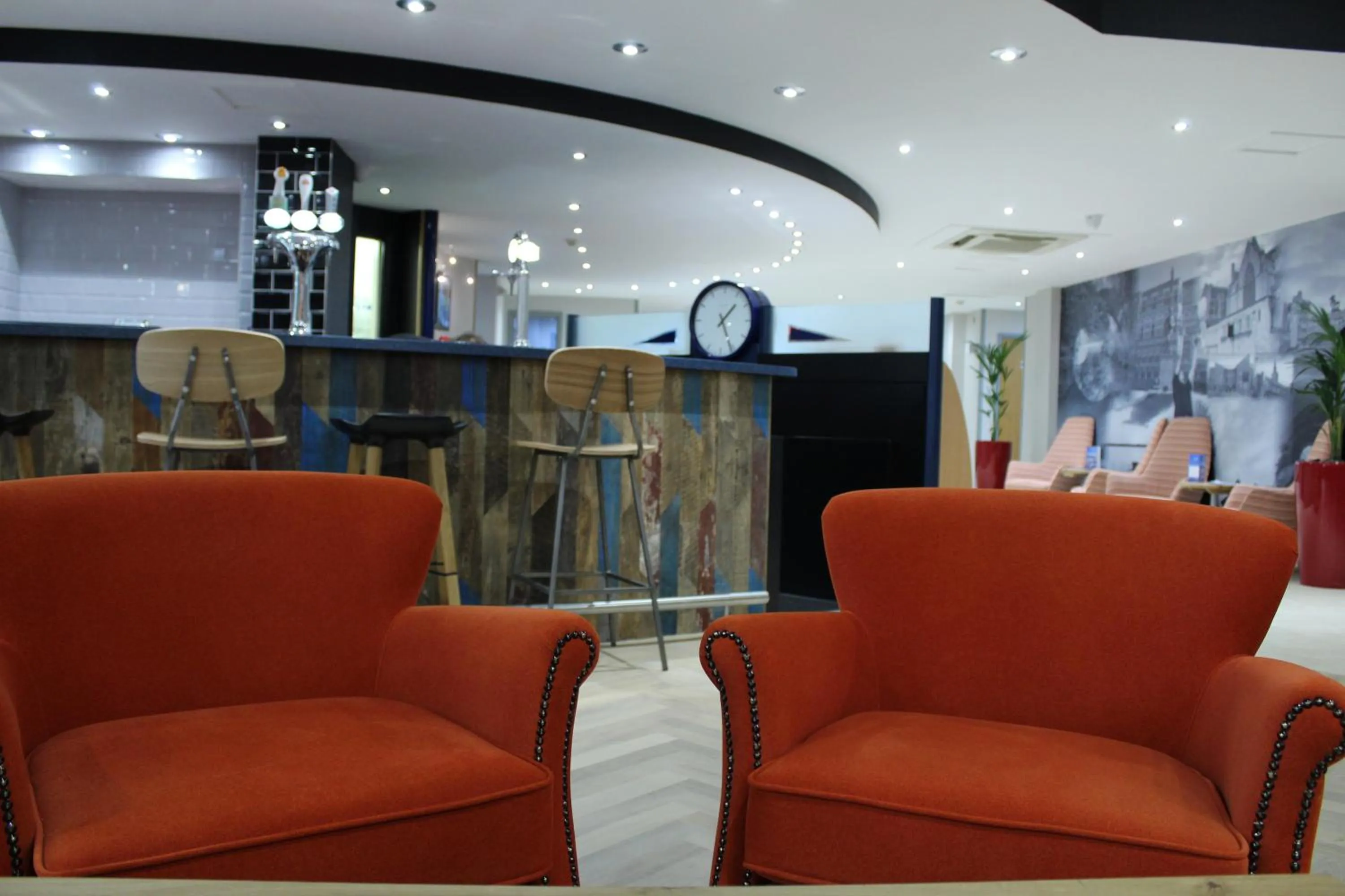Lounge or bar in ibis Rugby East