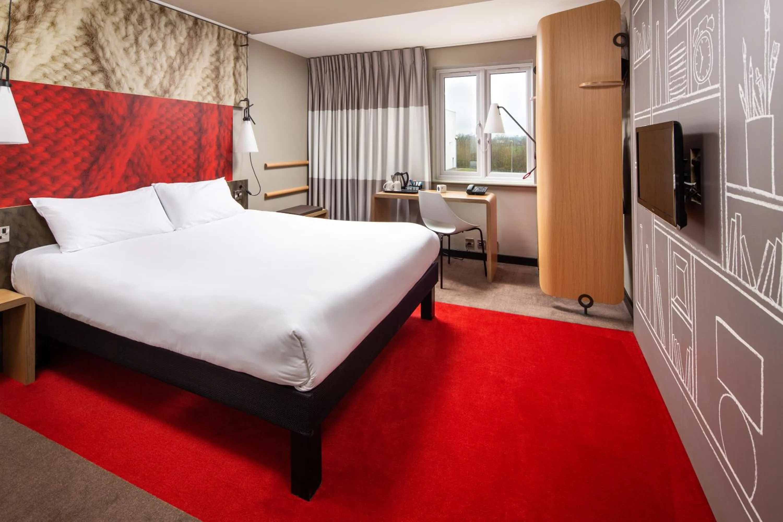 Photo of the whole room in ibis Rugby East