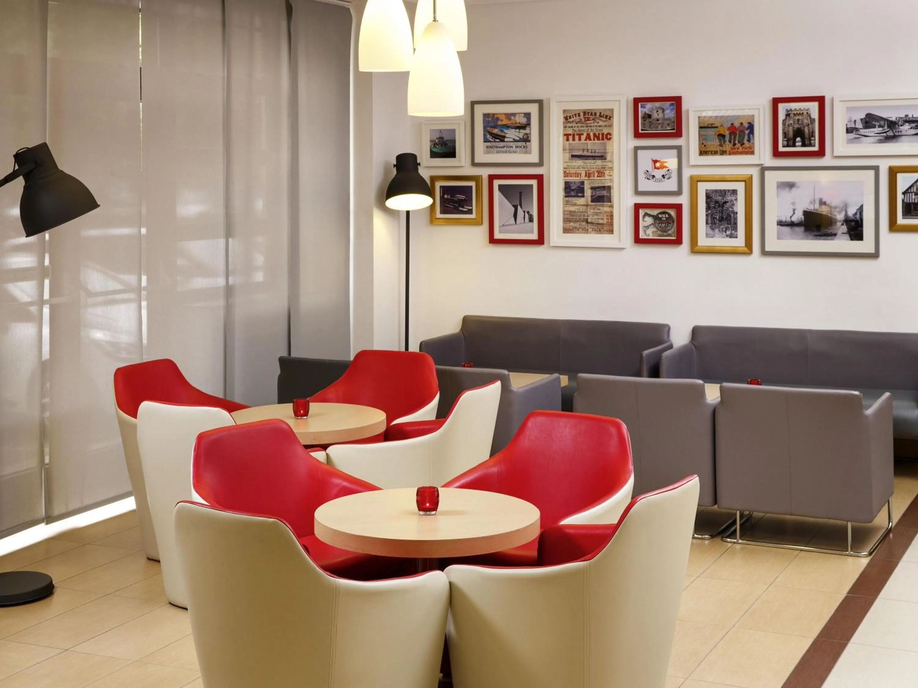 Lounge or bar in ibis Southampton