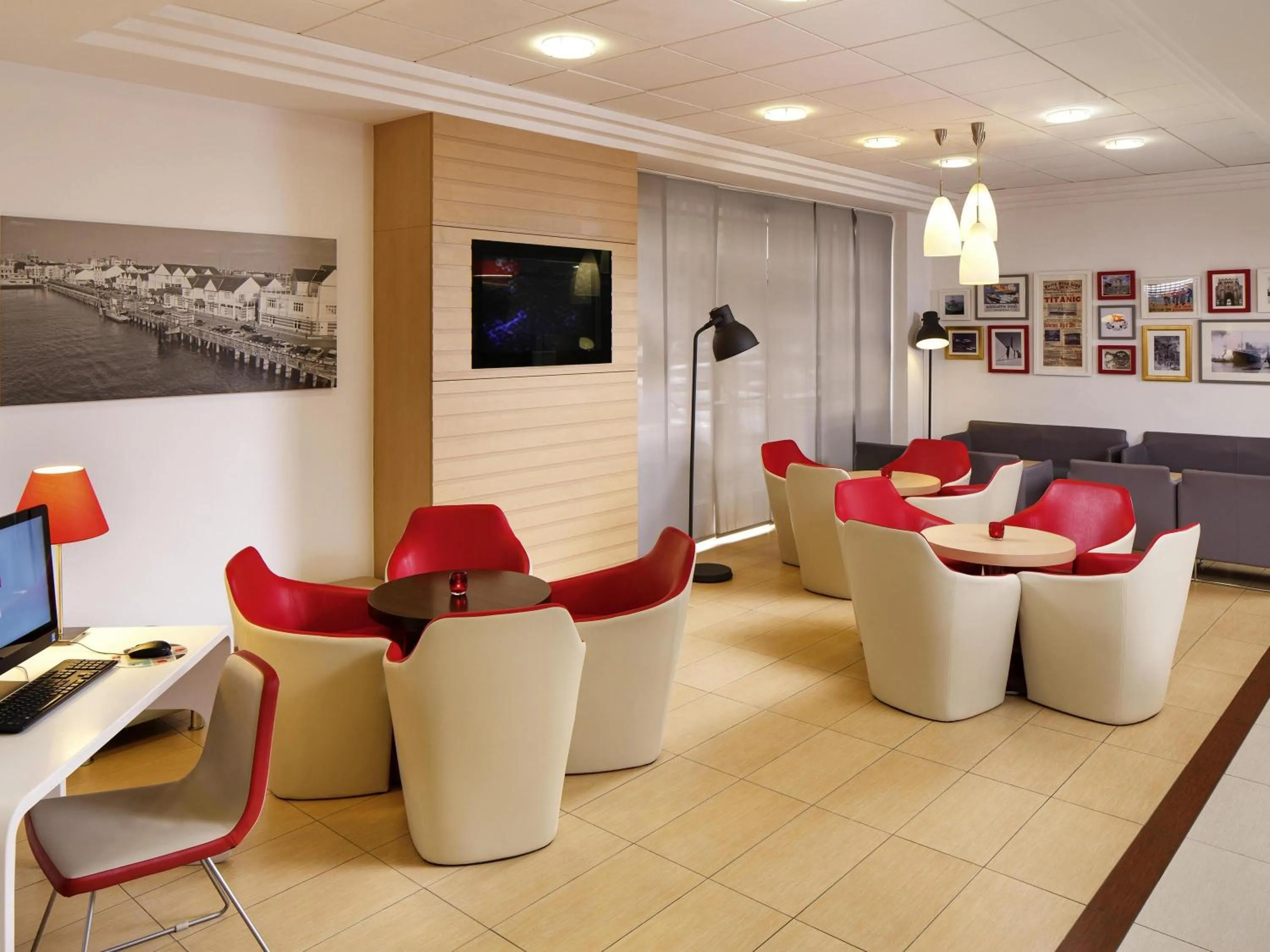 Lounge or bar in ibis Southampton