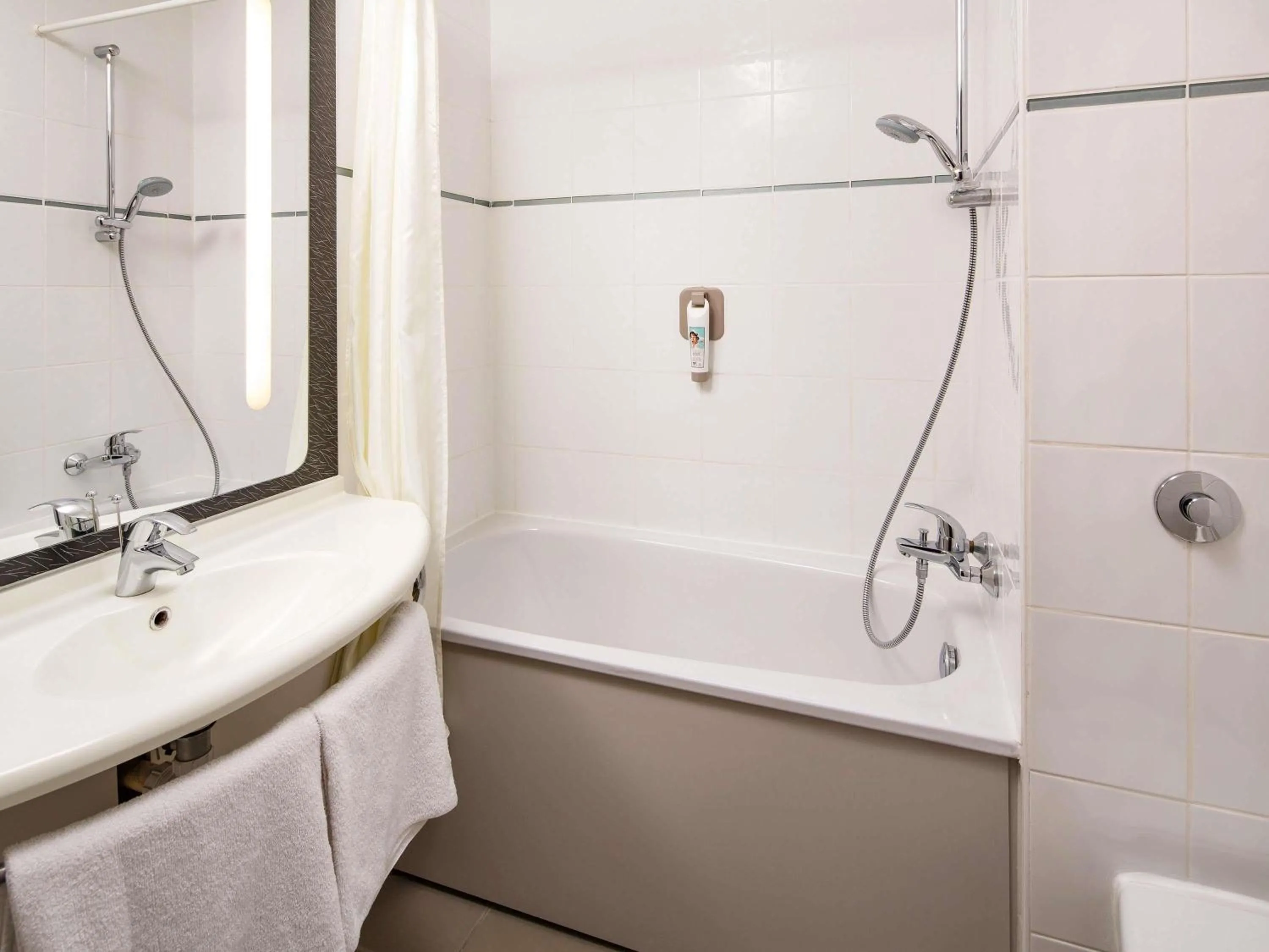 Bedroom in ibis Southampton