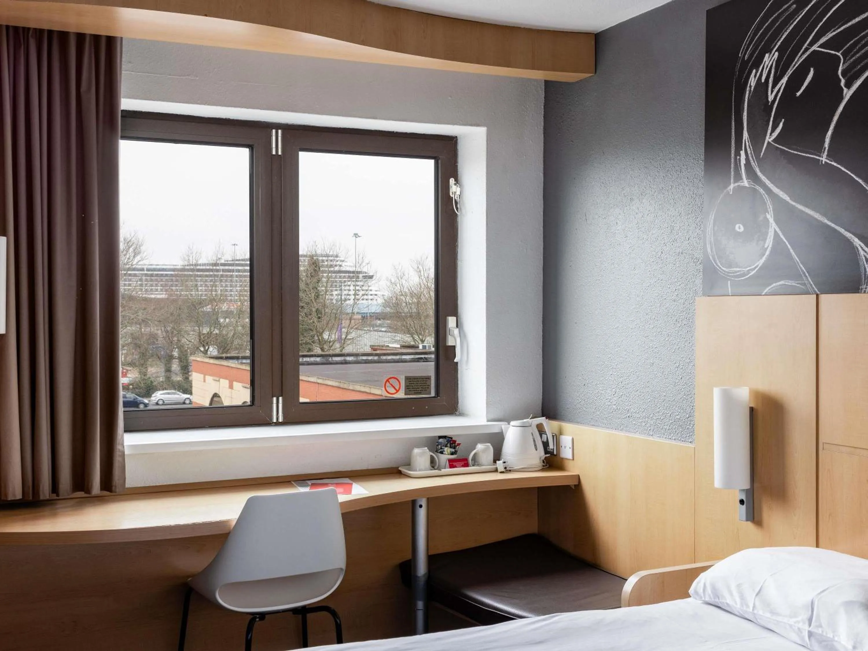 Bedroom, Bed in ibis Southampton