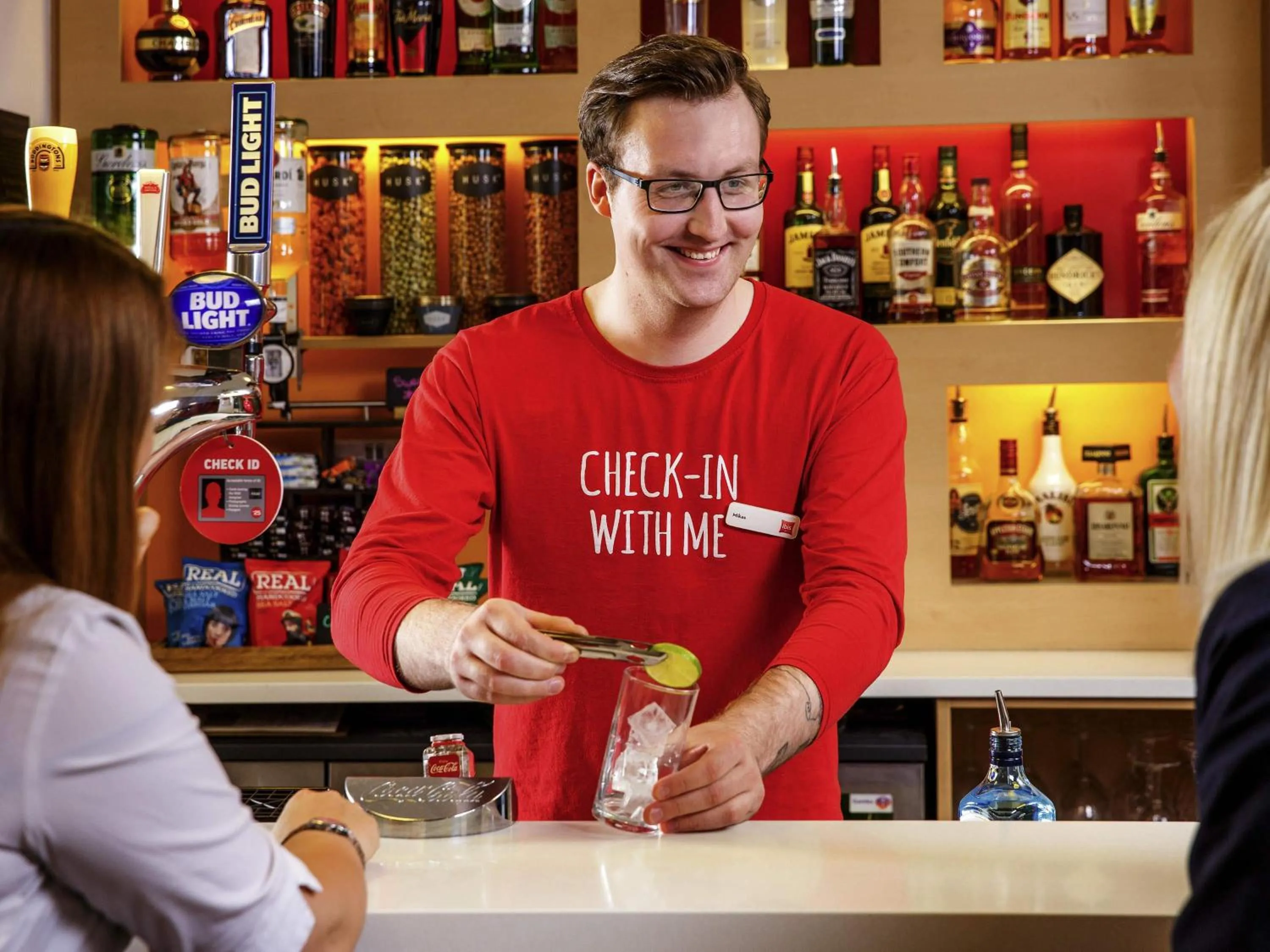 Lounge or bar in ibis Southampton