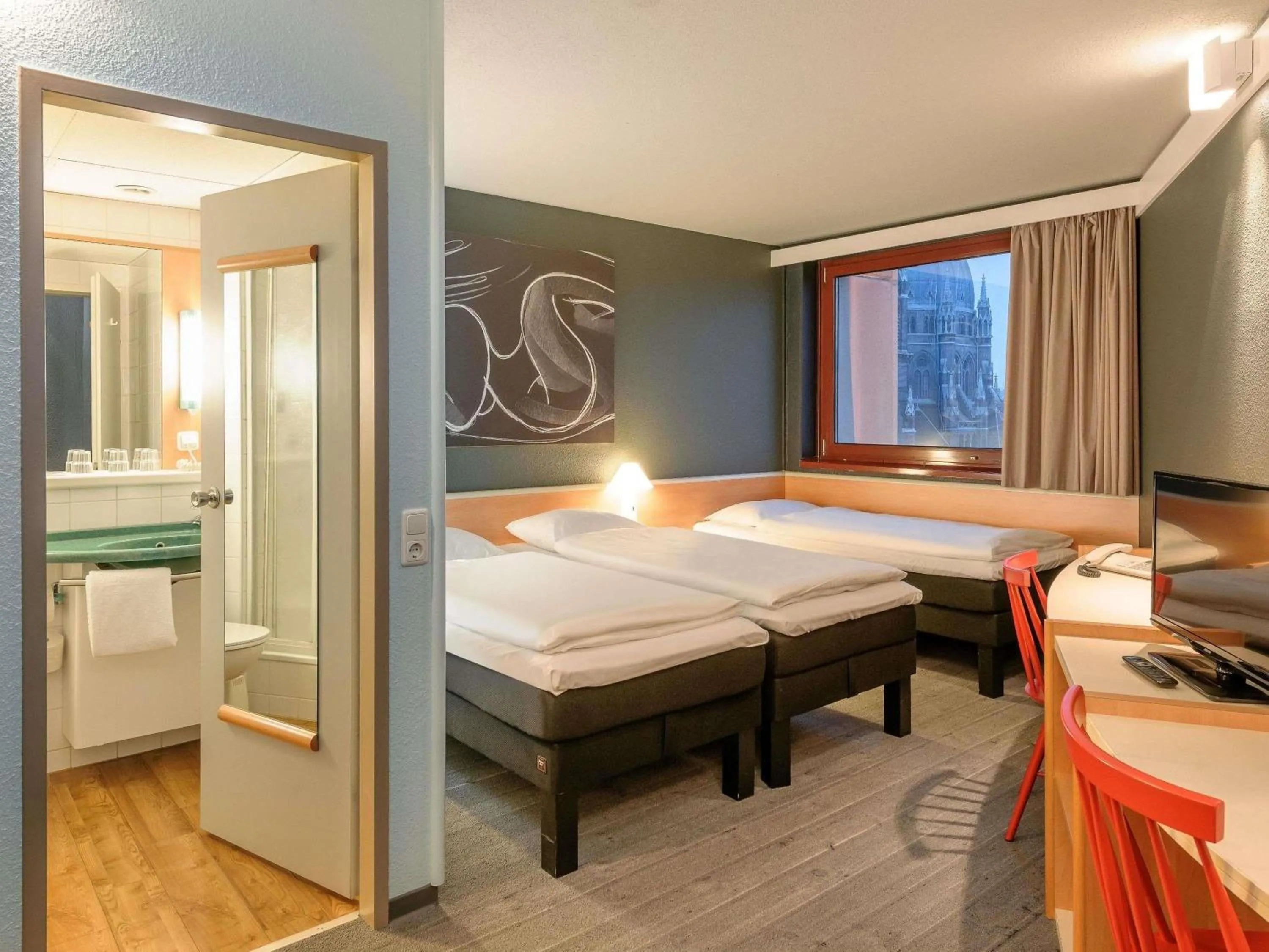 Property building, Bed in Ibis Wien Mariahilf