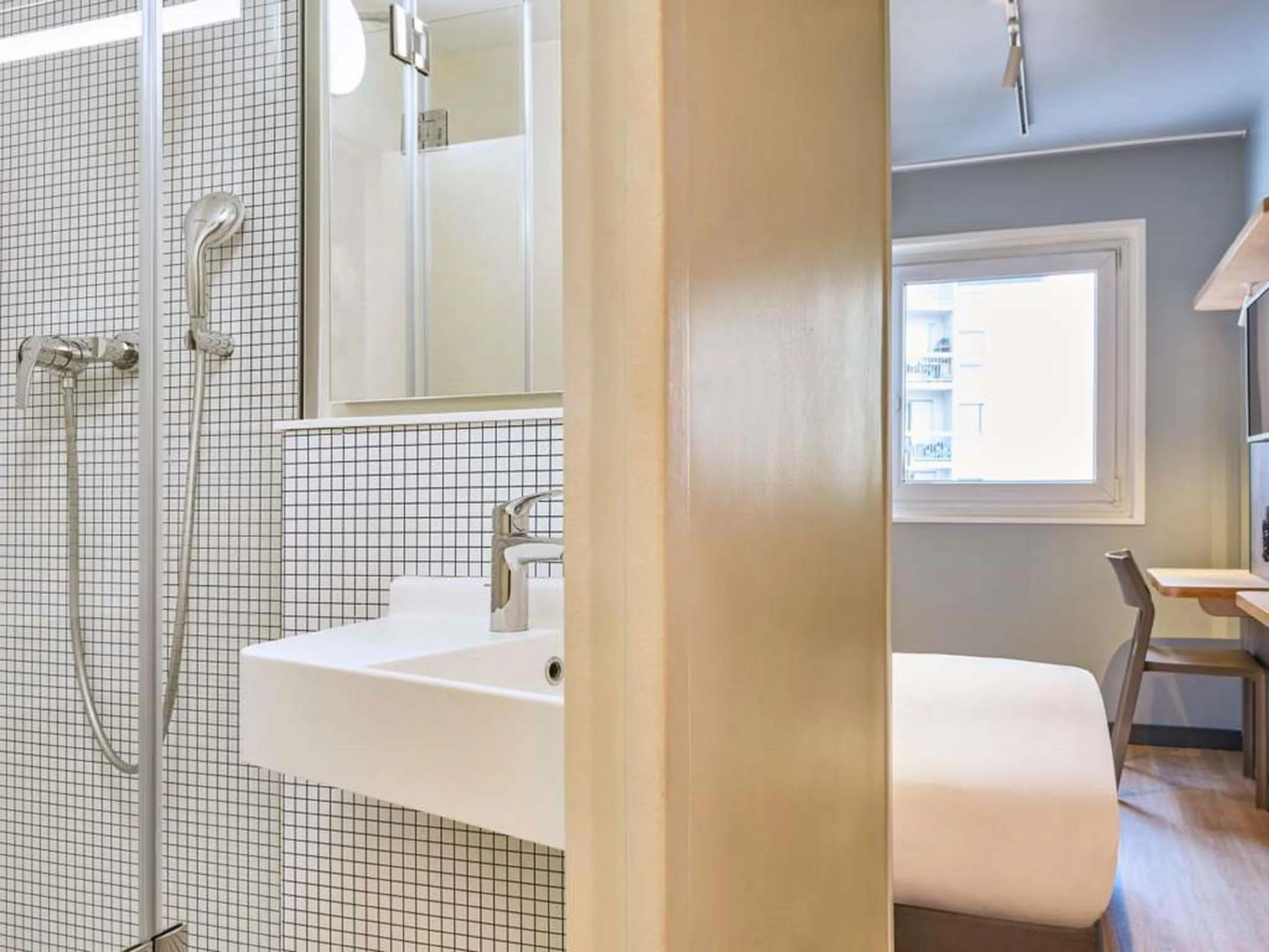 Shower in ibis budget Poitiers Nord Futuroscope