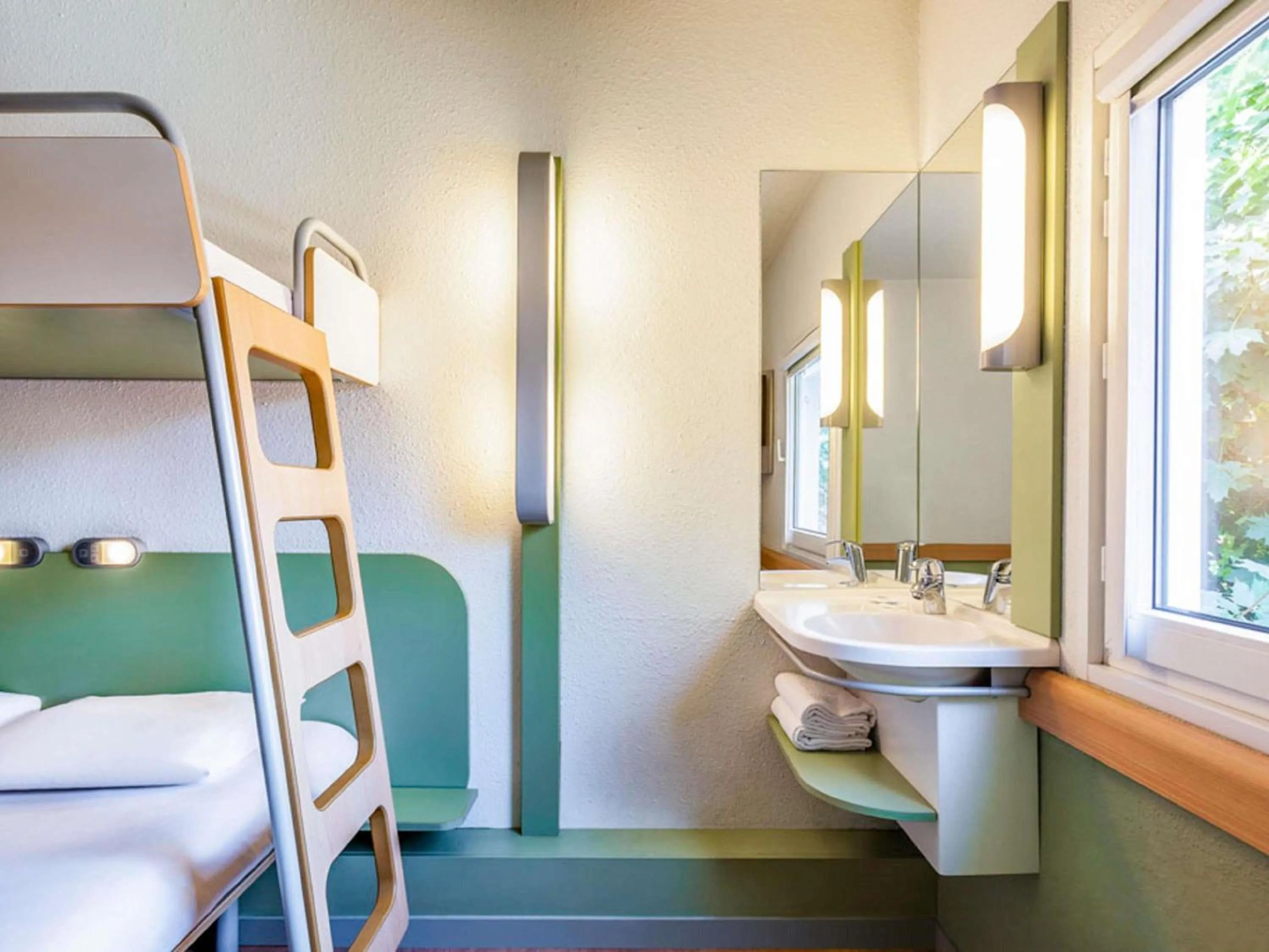 Bedroom, Bed in ibis budget Poitiers Nord Futuroscope