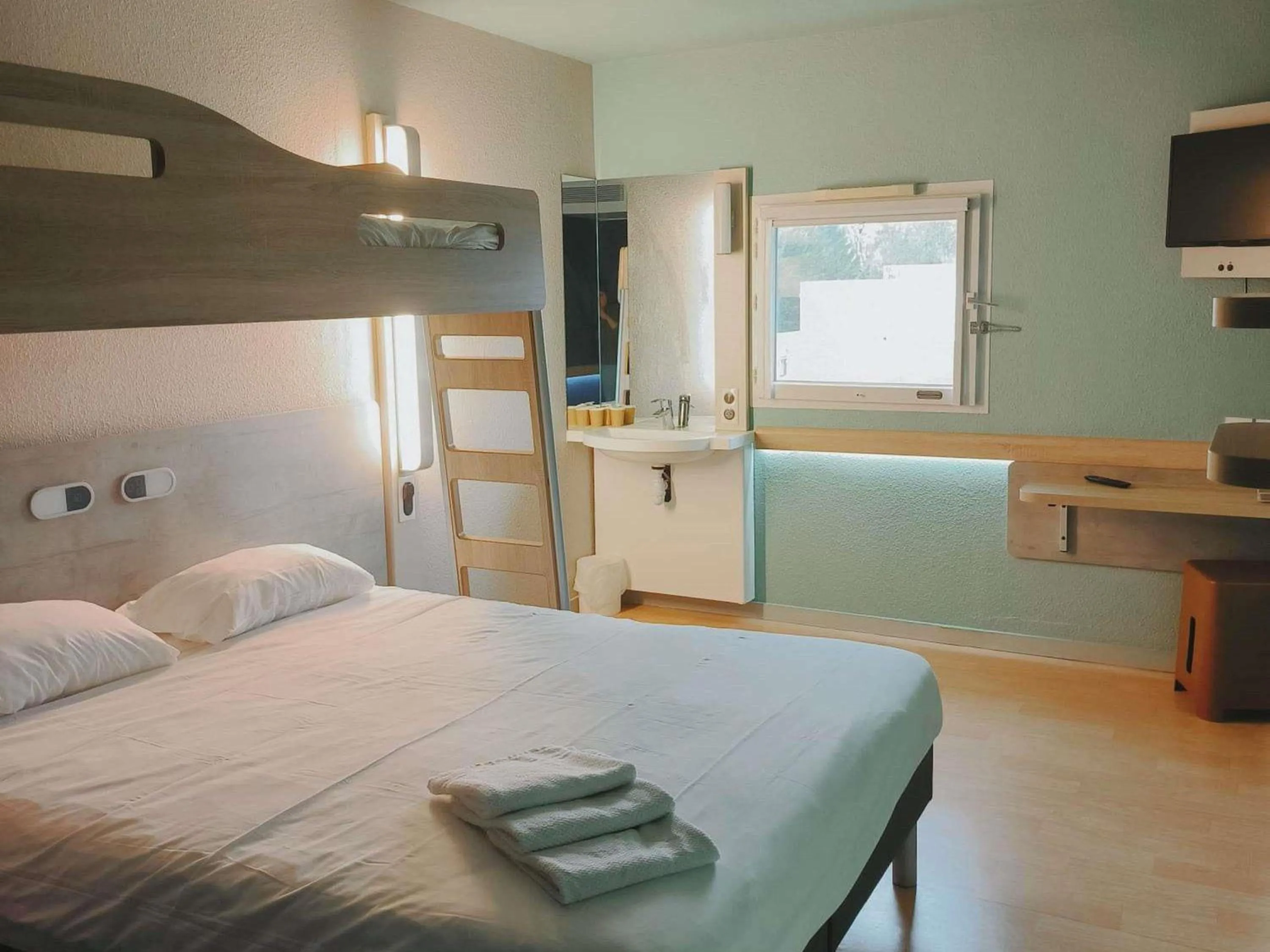 Bedroom, Bed in ibis budget Poitiers Nord Futuroscope