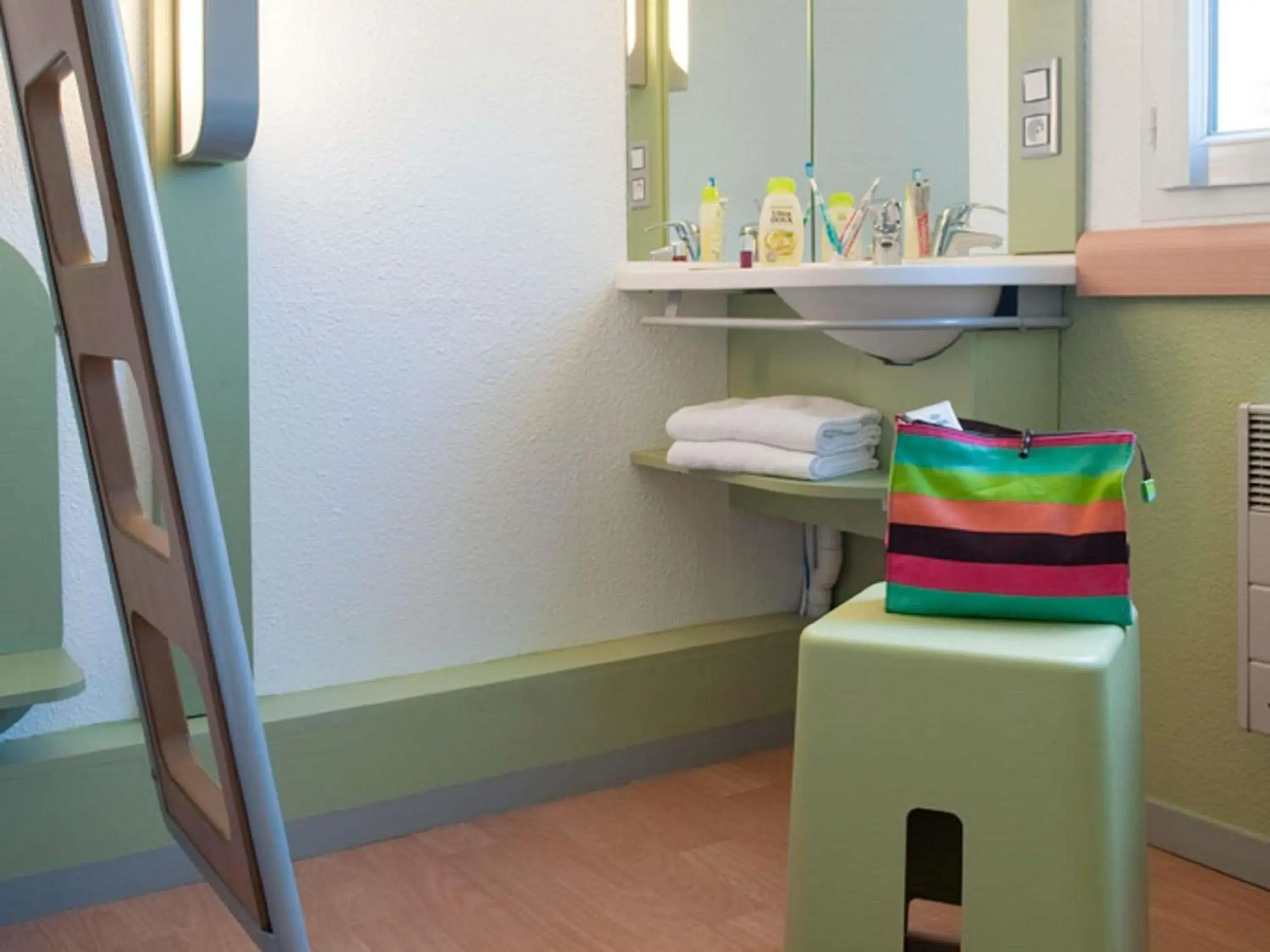 Standard Double Room with Bunk Bed in ibis budget Poitiers Nord Futuroscope Standard Double Room with Bunk Bed in ibis budget Poitiers Nord Futuroscope