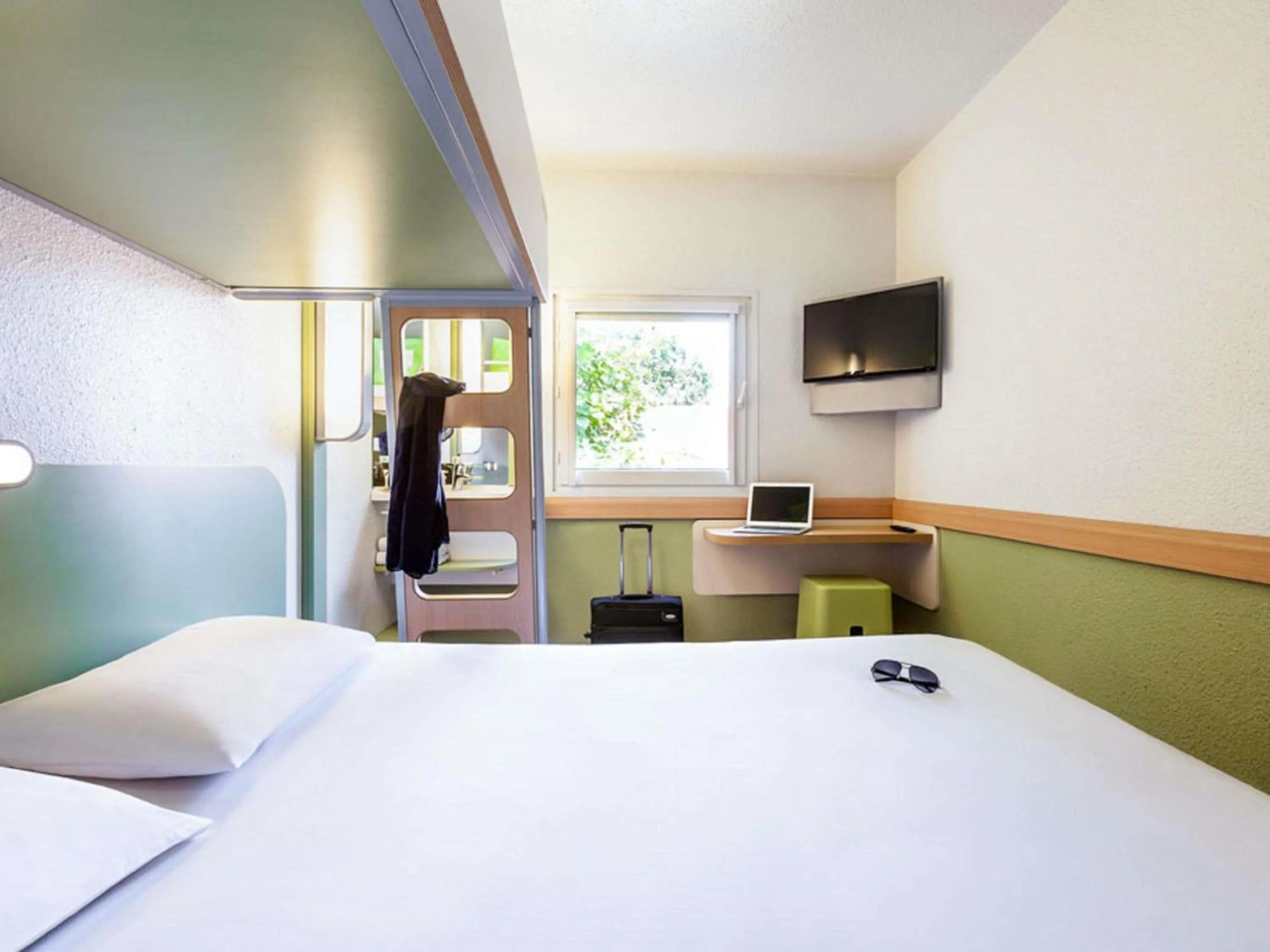Bedroom, Bed in ibis budget Poitiers Nord Futuroscope