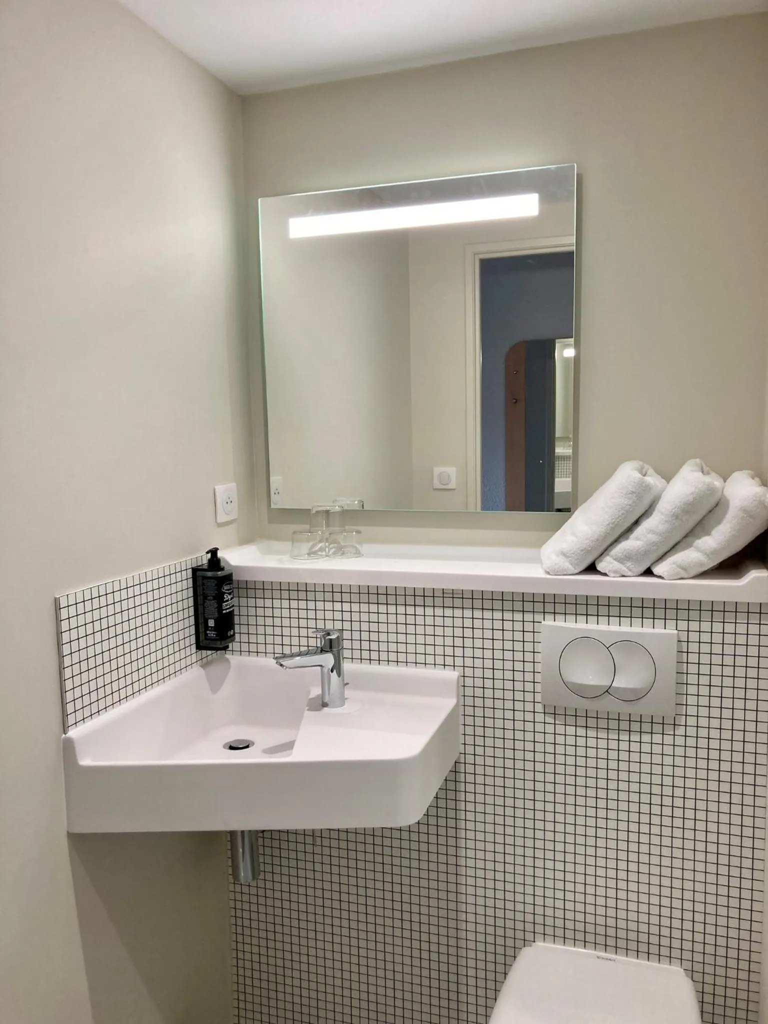 Bathroom in ibis budget Poitiers Nord Futuroscope