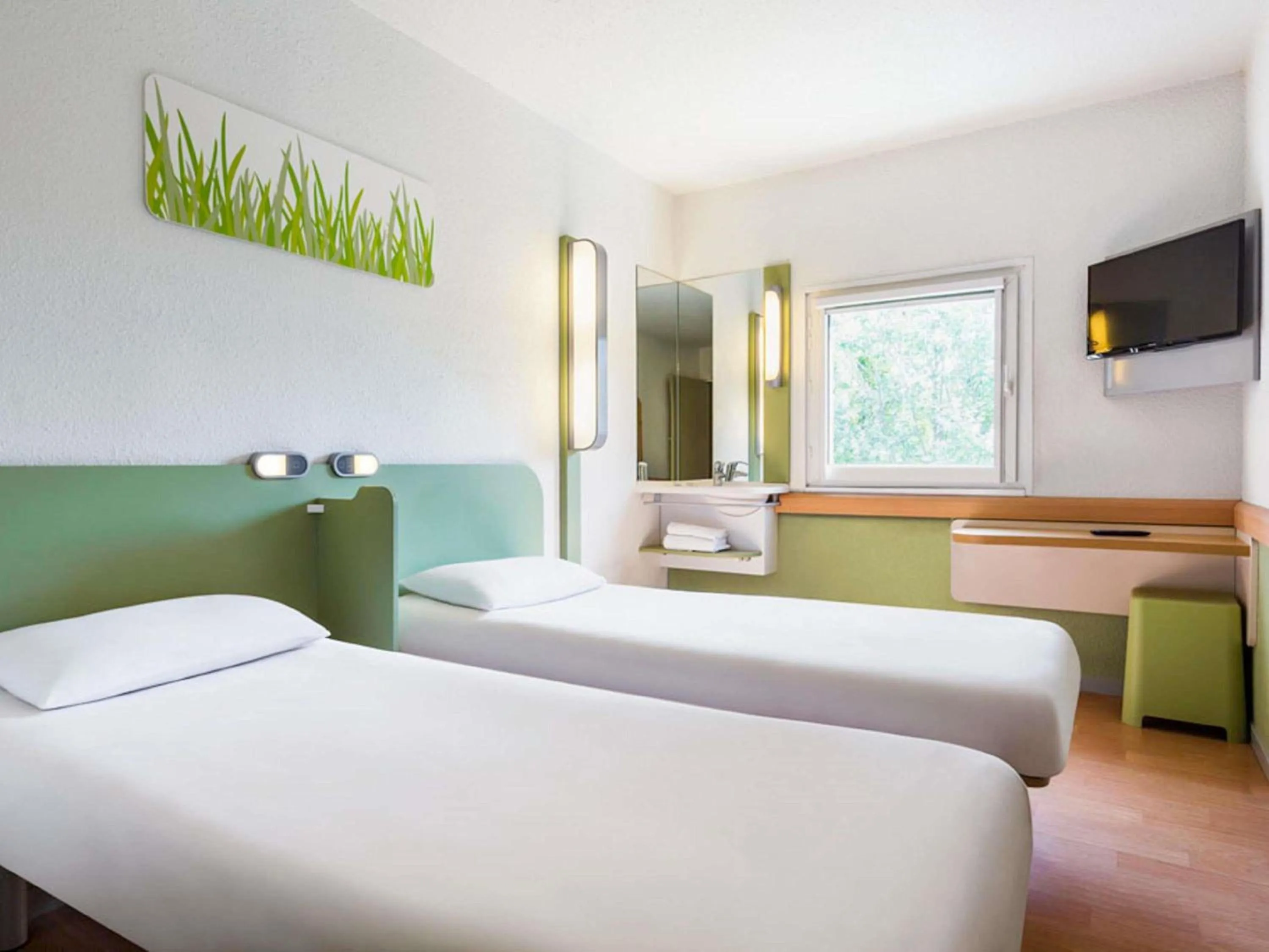 Bedroom, Bed in ibis budget Poitiers Nord Futuroscope