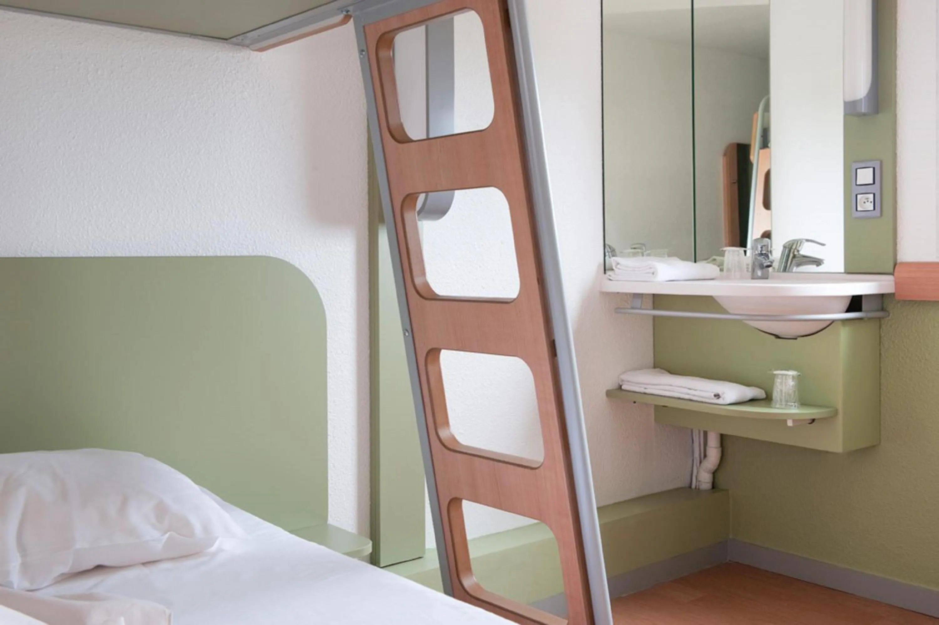 Bedroom, Bed in ibis budget Poitiers Nord Futuroscope