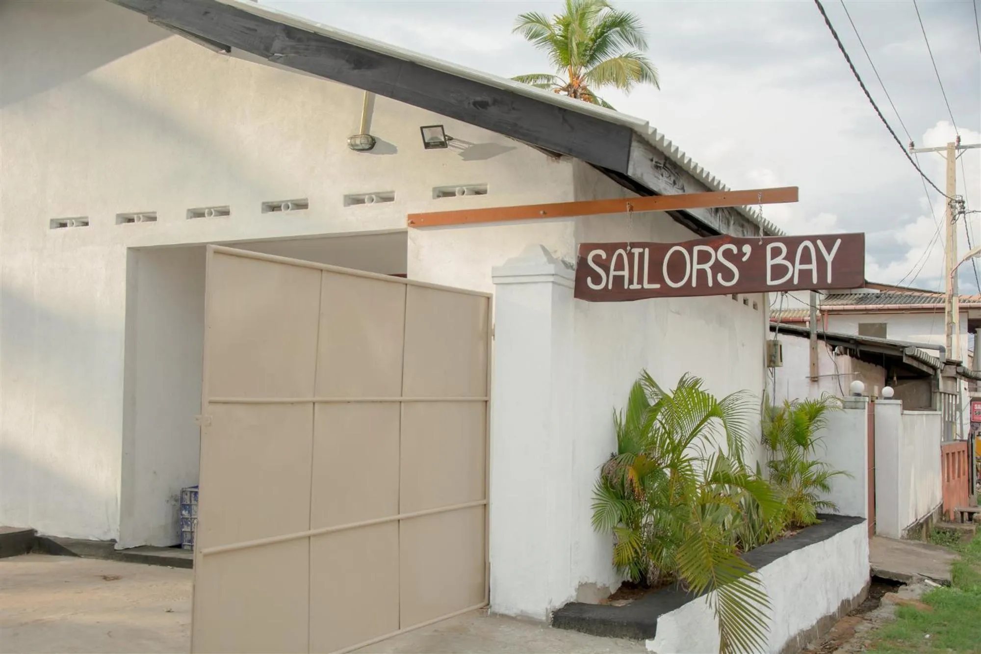 Facade/entrance in Sailors' Bay