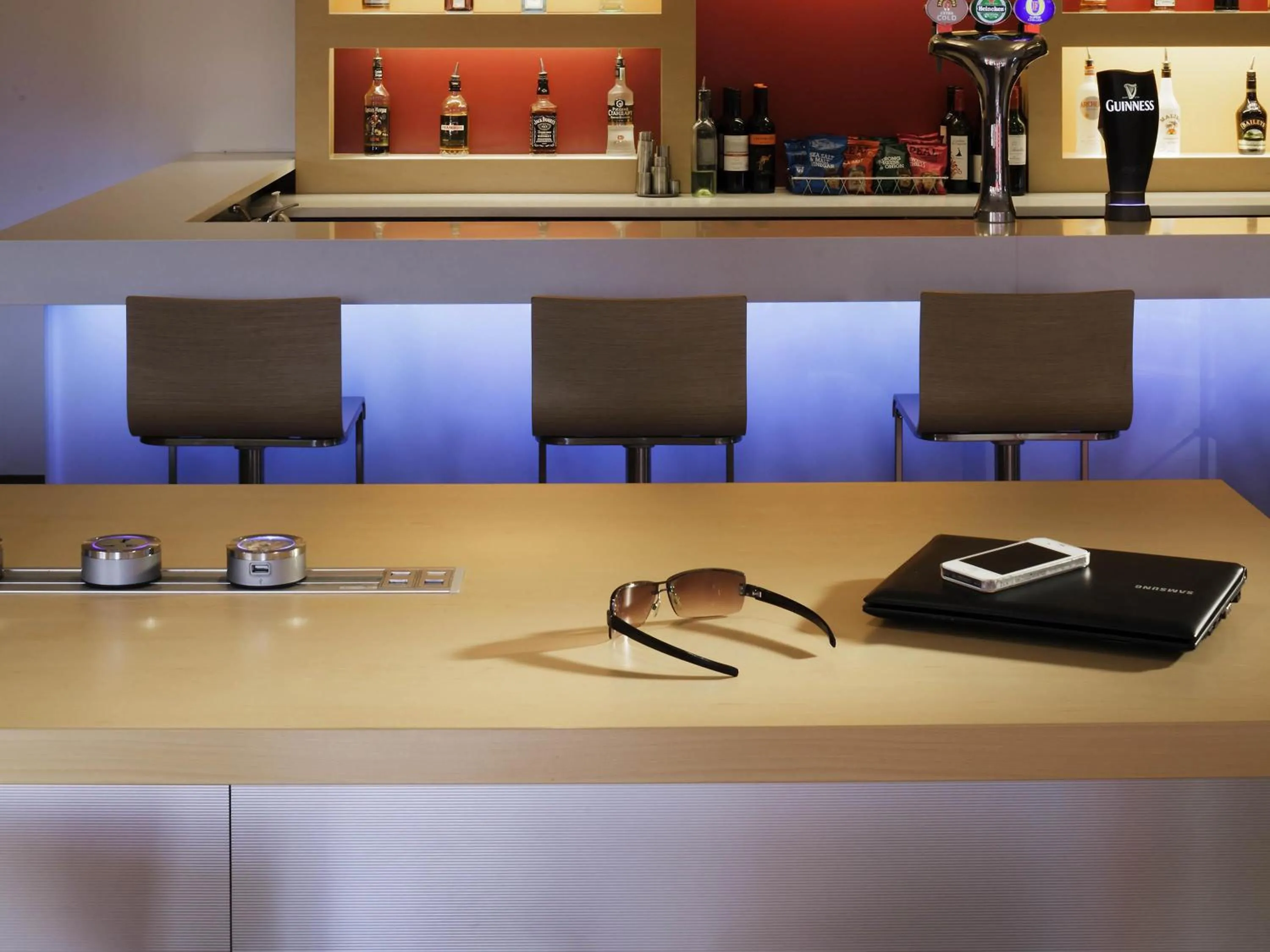 Lounge or bar in ibis London Docklands Canary Wharf