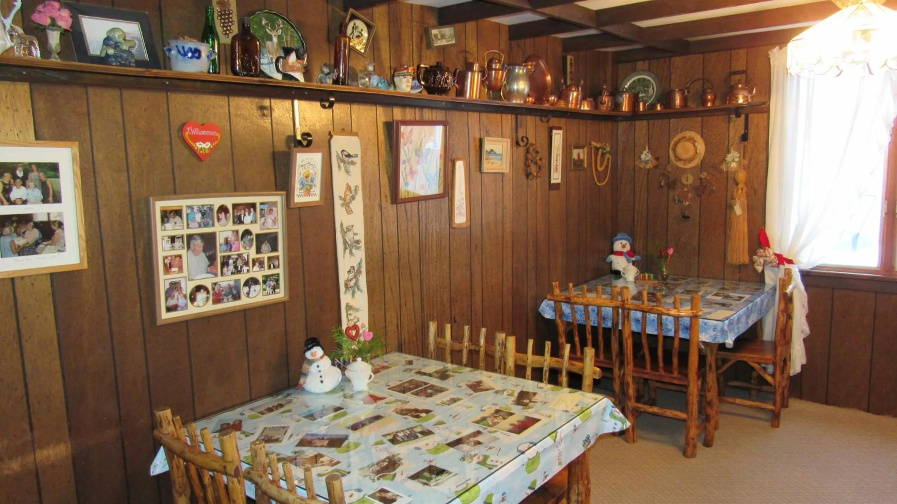 Continental breakfast in Carlson's Lodge