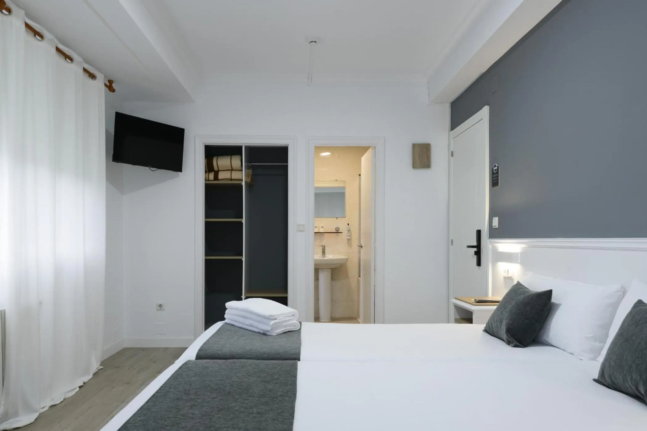 Bedroom, Bed in Hotel Alda Narón