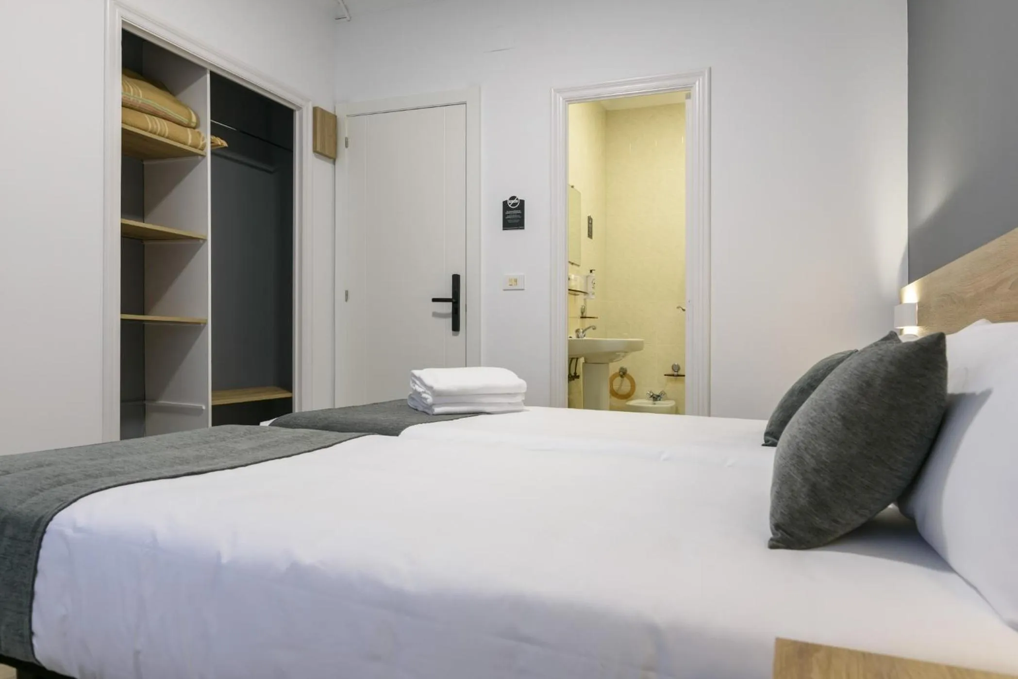 wardrobe, Bed in Hotel Alda Narón