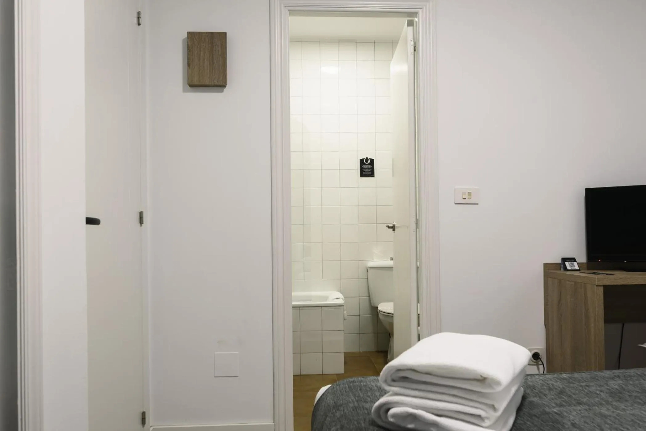 Bathroom, Bed in Hotel Alda Narón