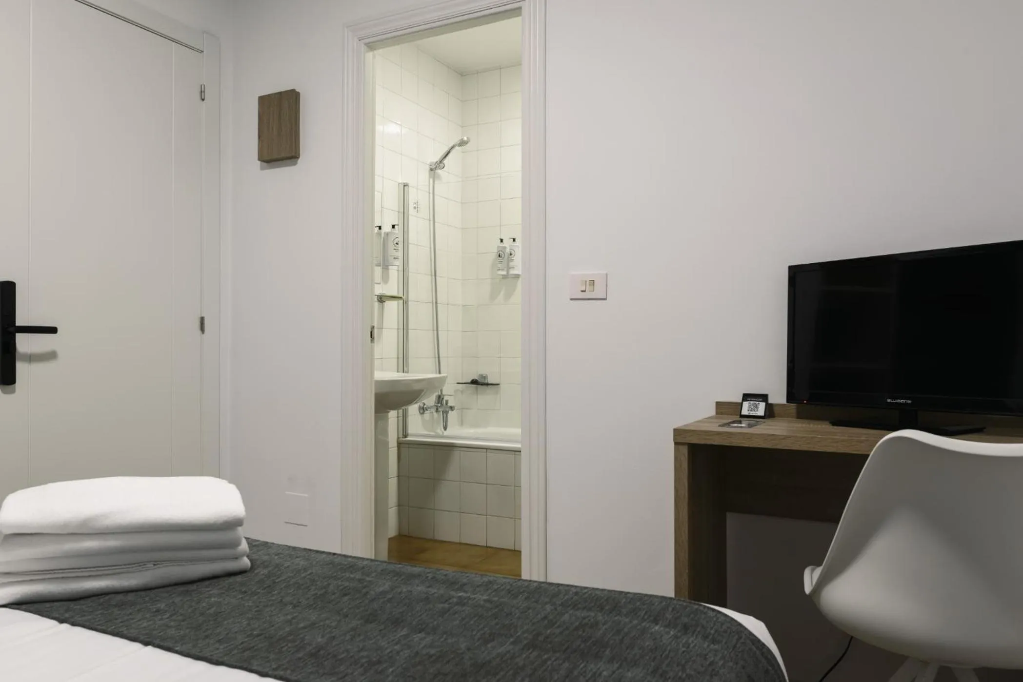 Bathroom, Bed in Hotel Alda Narón