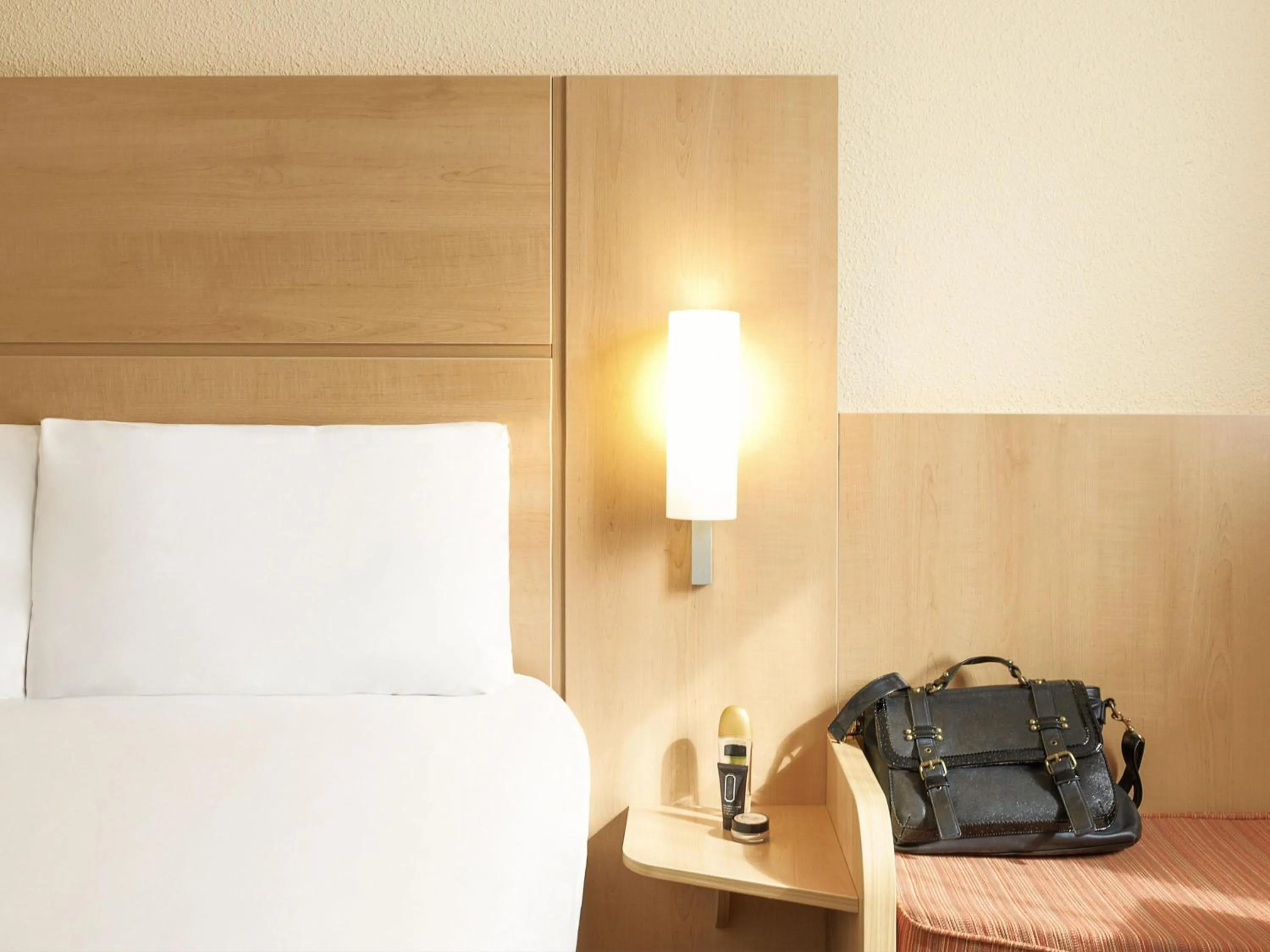 Bedroom, Bed in ibis Bristol Centre