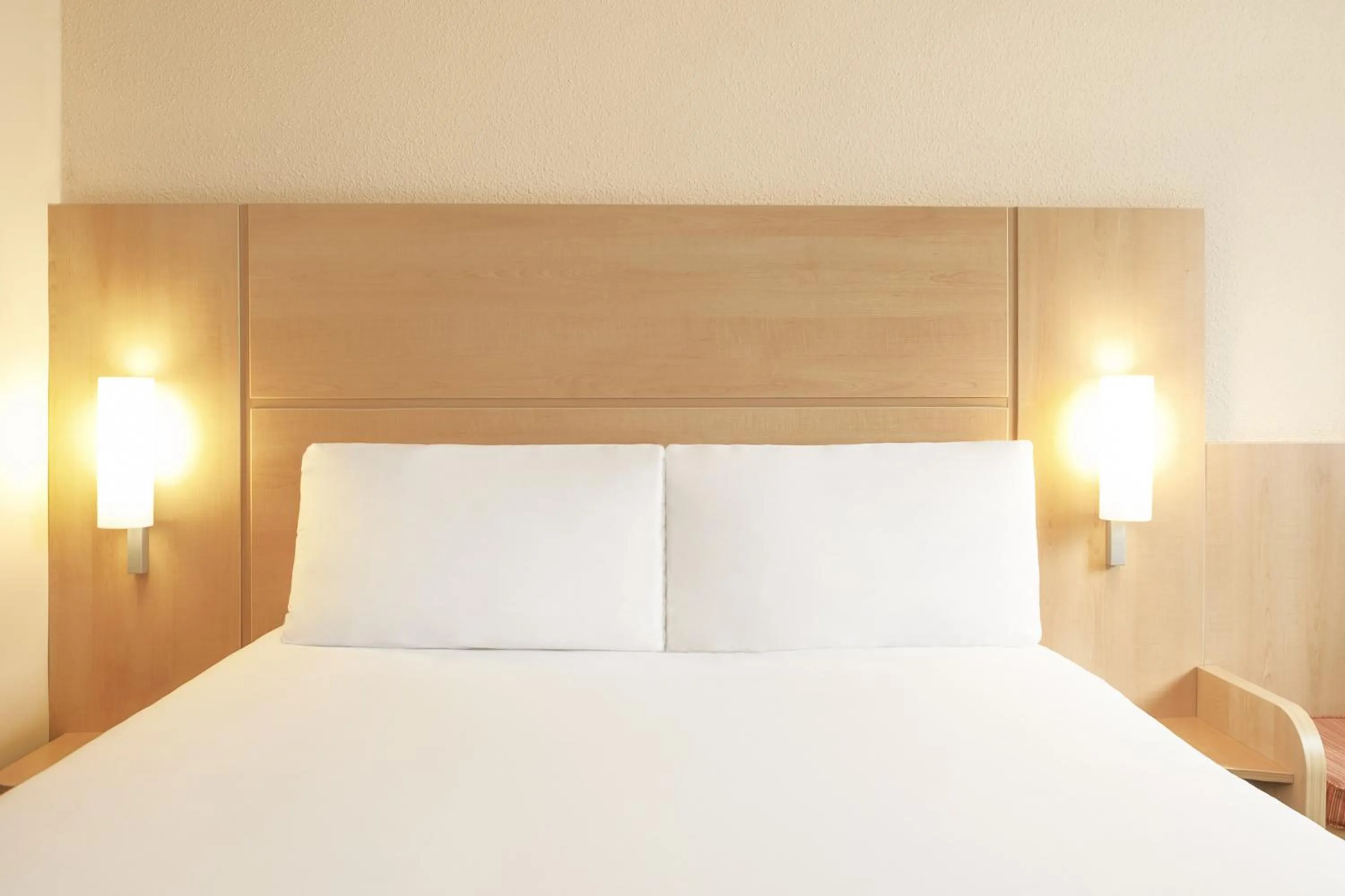 Photo of the whole room, Bed in ibis Bristol Centre