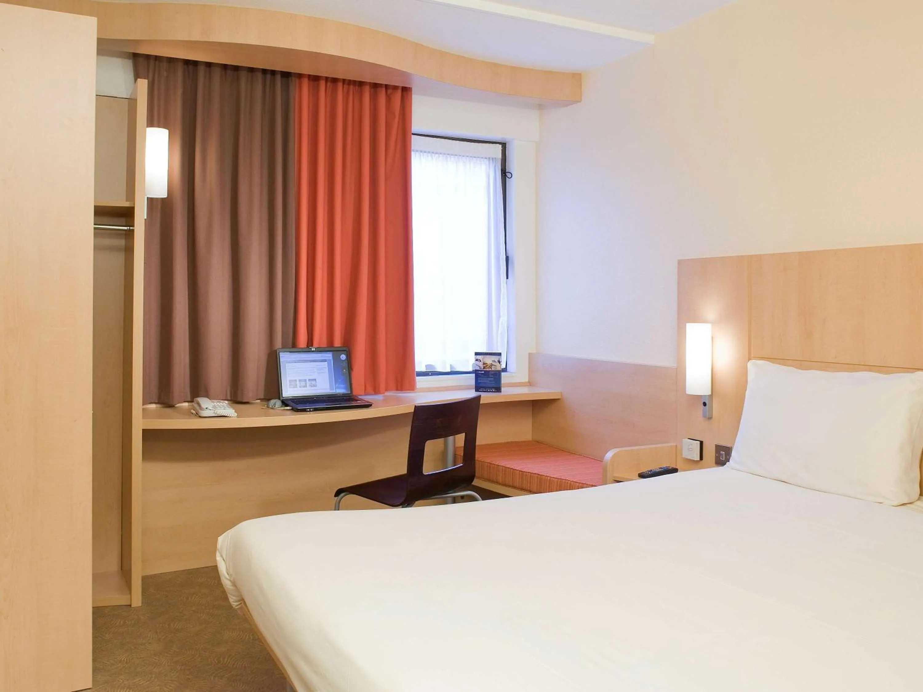 Photo of the whole room, Bed in ibis Bristol Centre