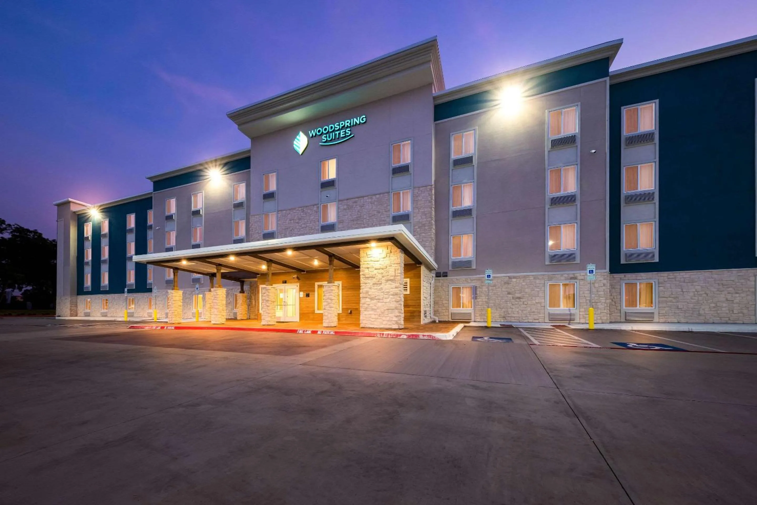 Property building in WoodSpring Suites Dallas Plano Central Legacy Drive