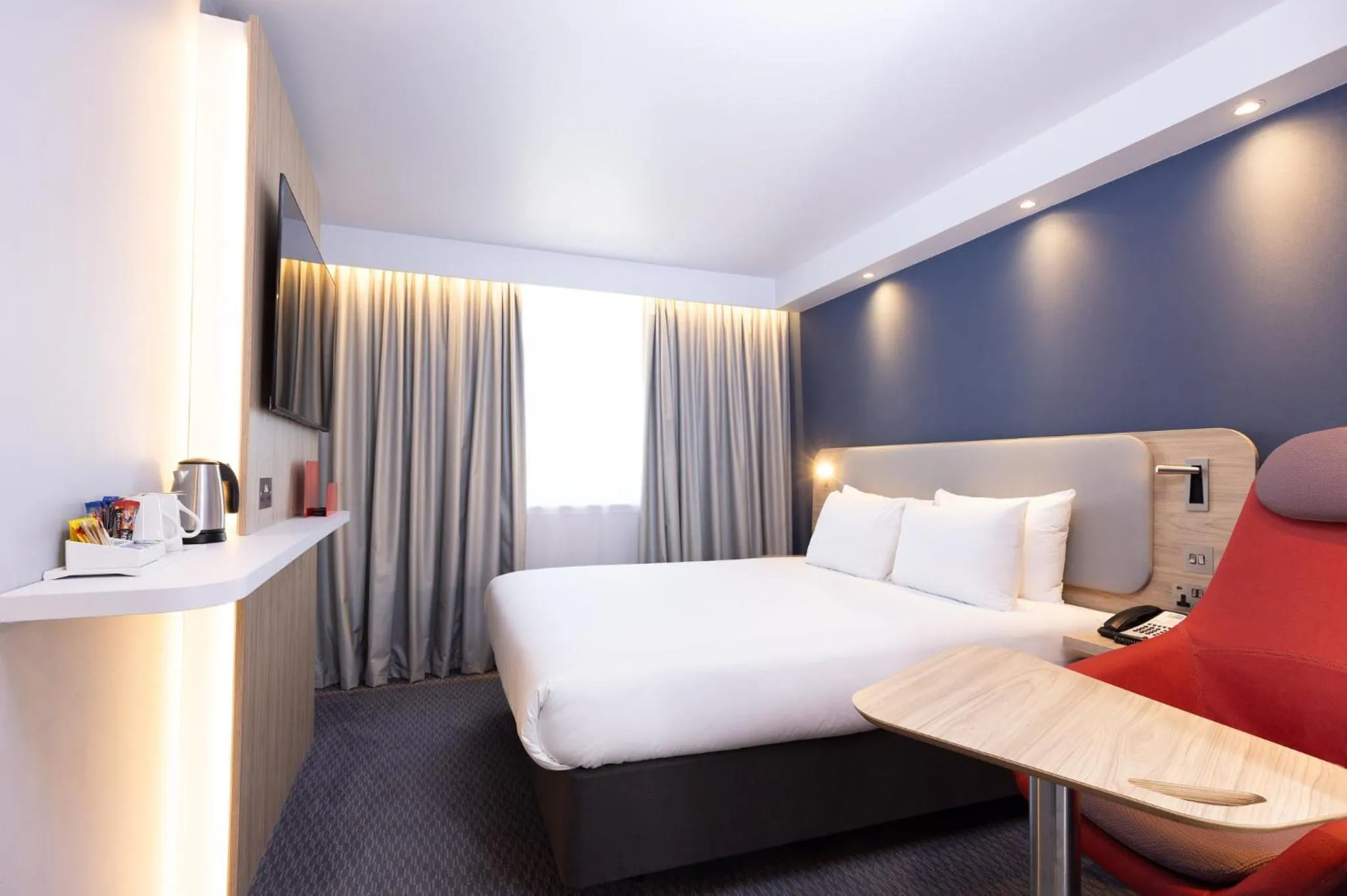 Photo of the whole room, Bed in Holiday Inn Express Windsor by IHG