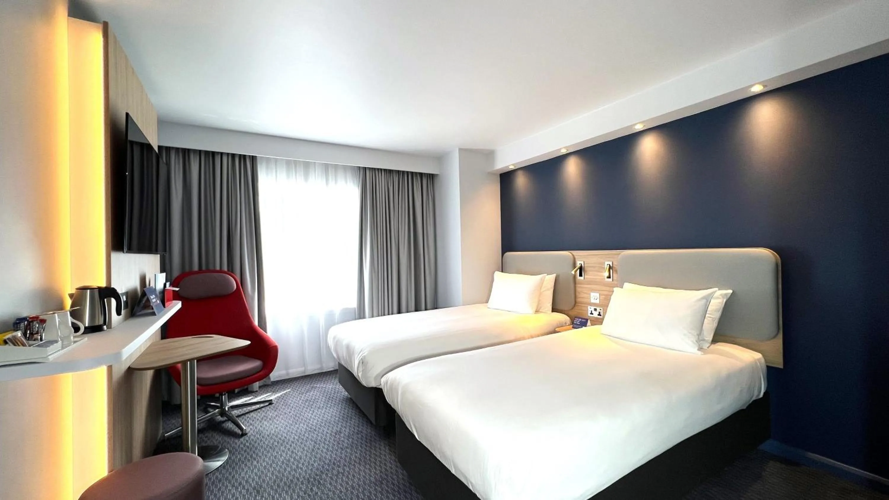 Photo of the whole room, Bed in Holiday Inn Express Windsor by IHG