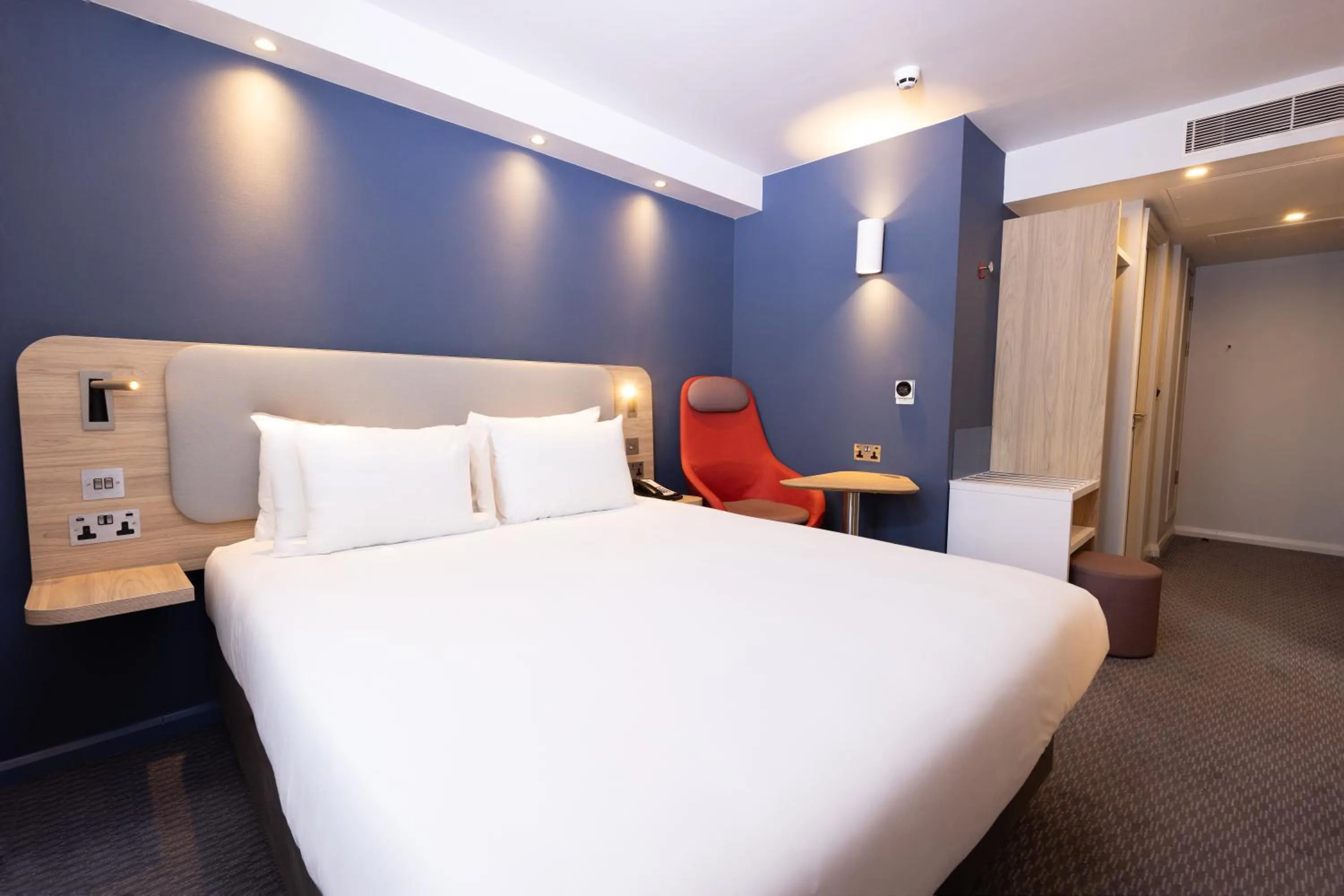 Bedroom, Bed in Holiday Inn Express Windsor by IHG