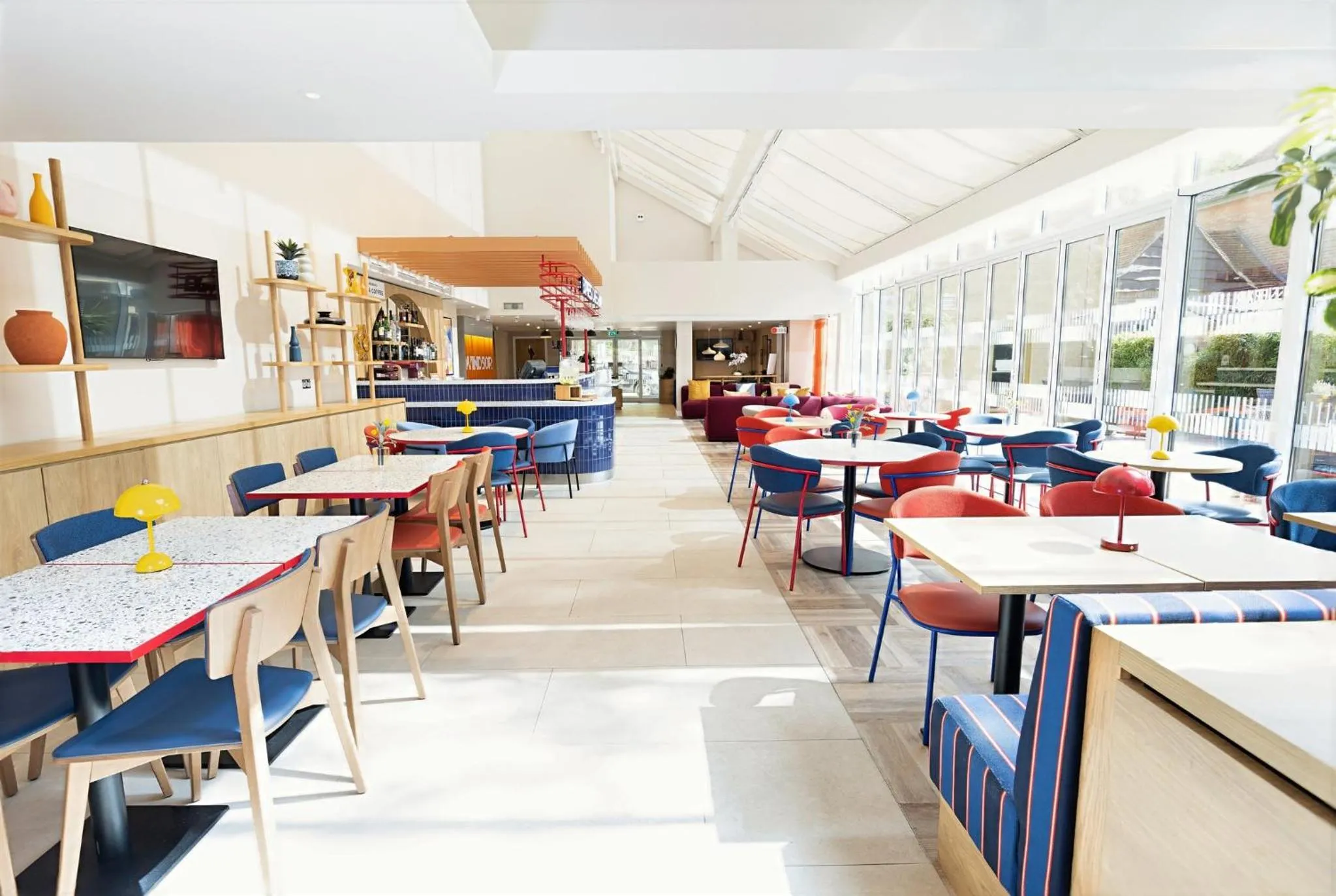 Lobby or reception in Holiday Inn Express Windsor by IHG