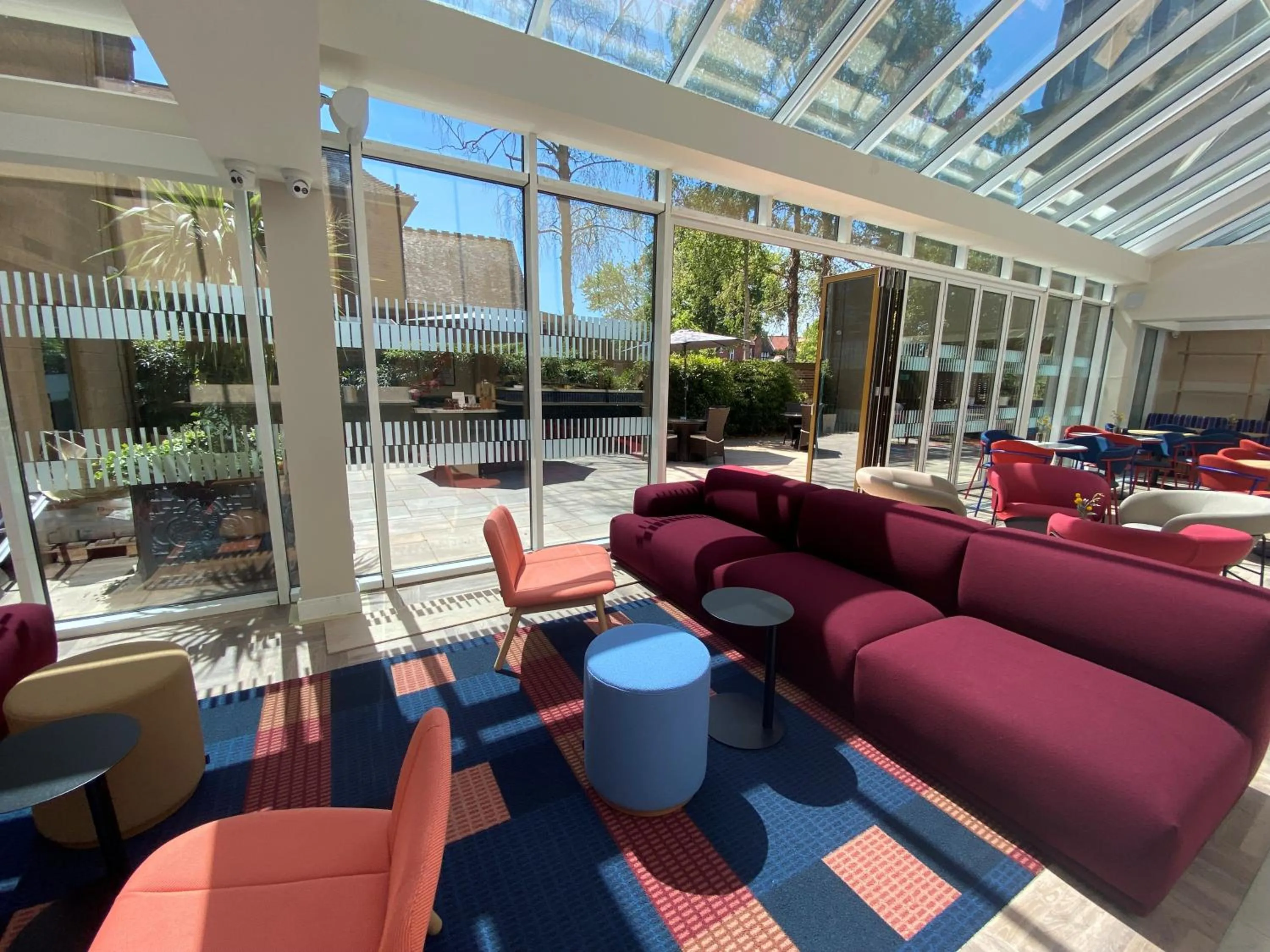 Lounge or bar in Holiday Inn Express Windsor by IHG