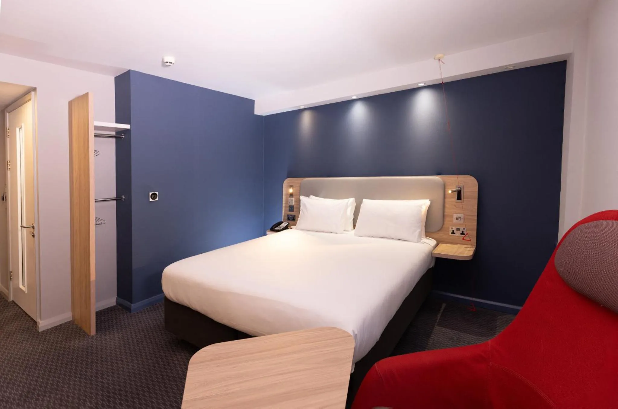 Photo of the whole room, Bed in Holiday Inn Express Windsor by IHG