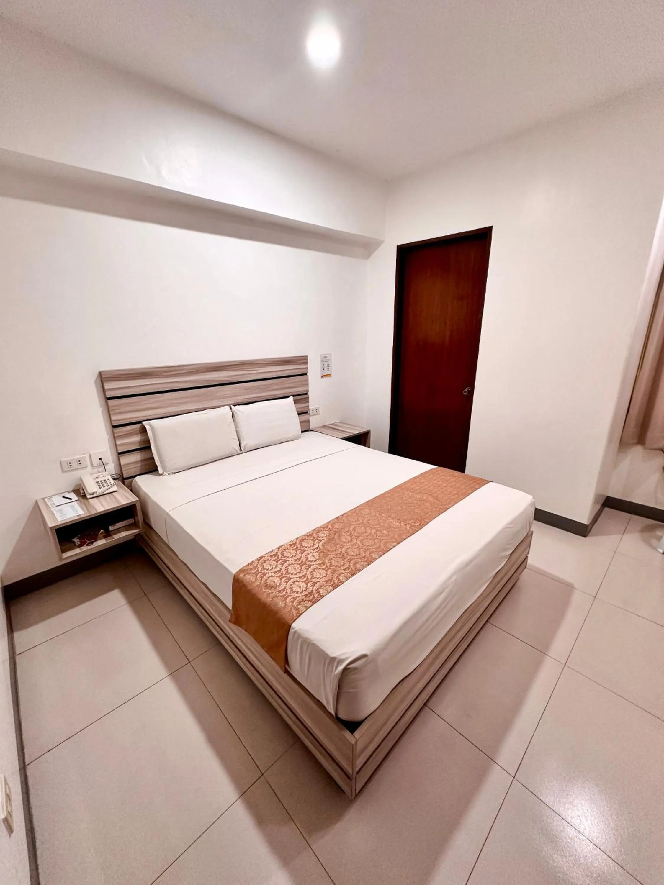 Photo of the whole room in Travelbee Fuente Inn