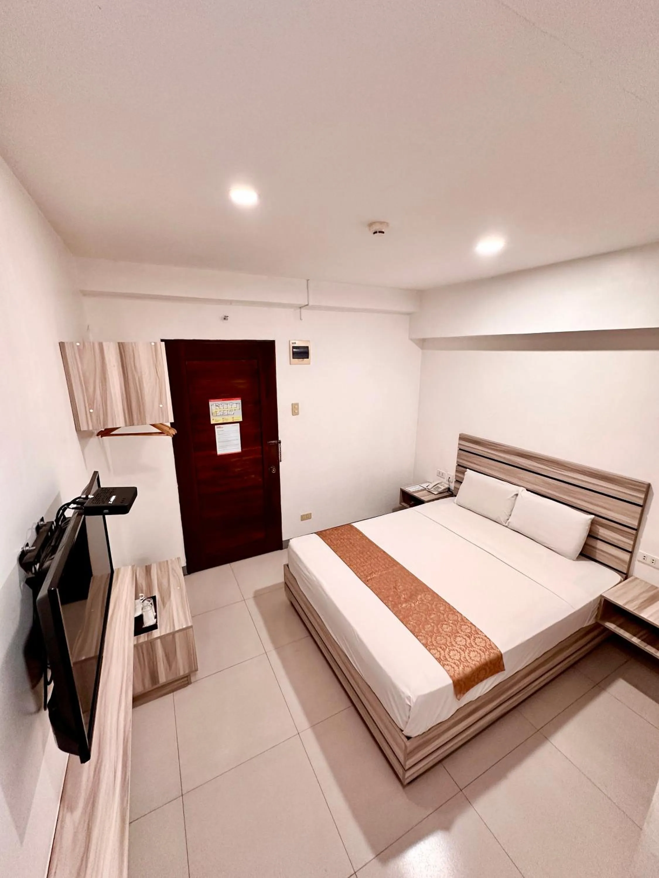 Photo of the whole room in Travelbee Fuente Inn