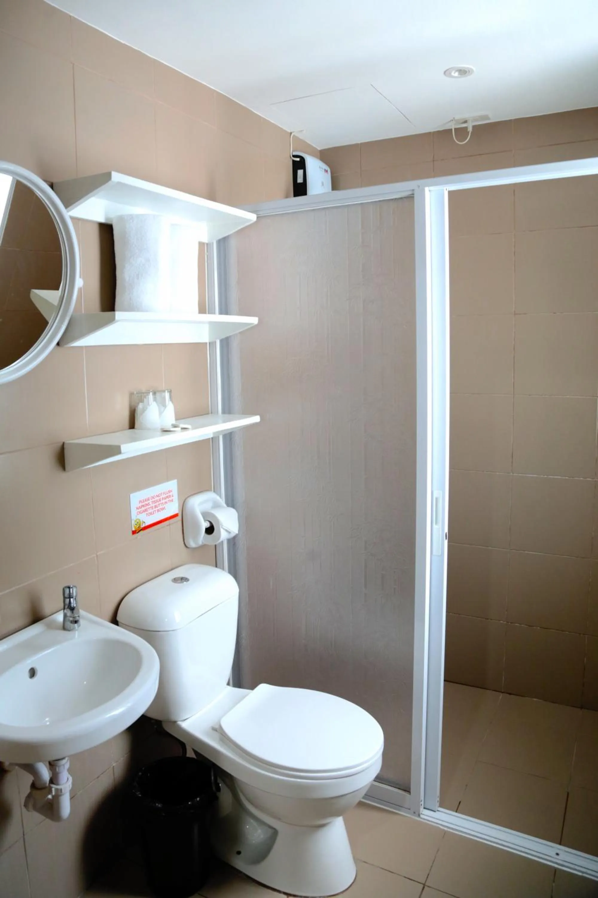 Shower in Travelbee Fuente Inn