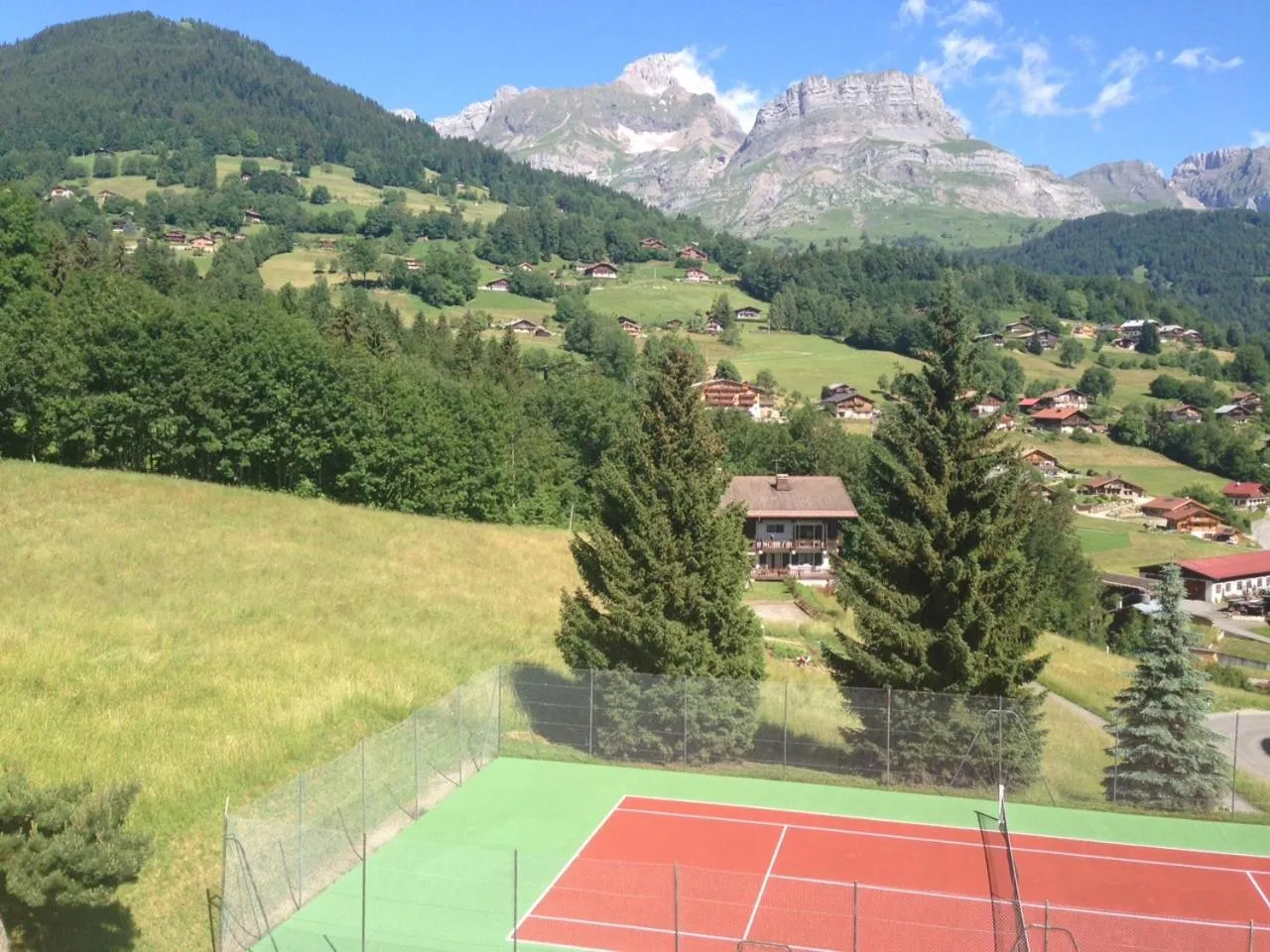 Tennis court in Le Chamois d'Or