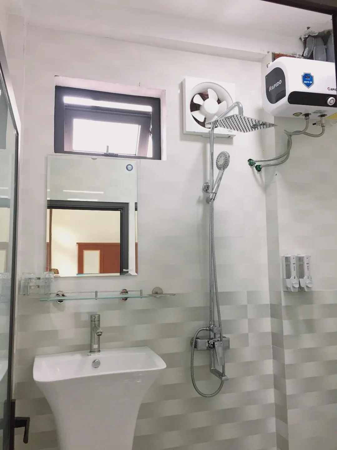 Shower in Golden Forest Homestay