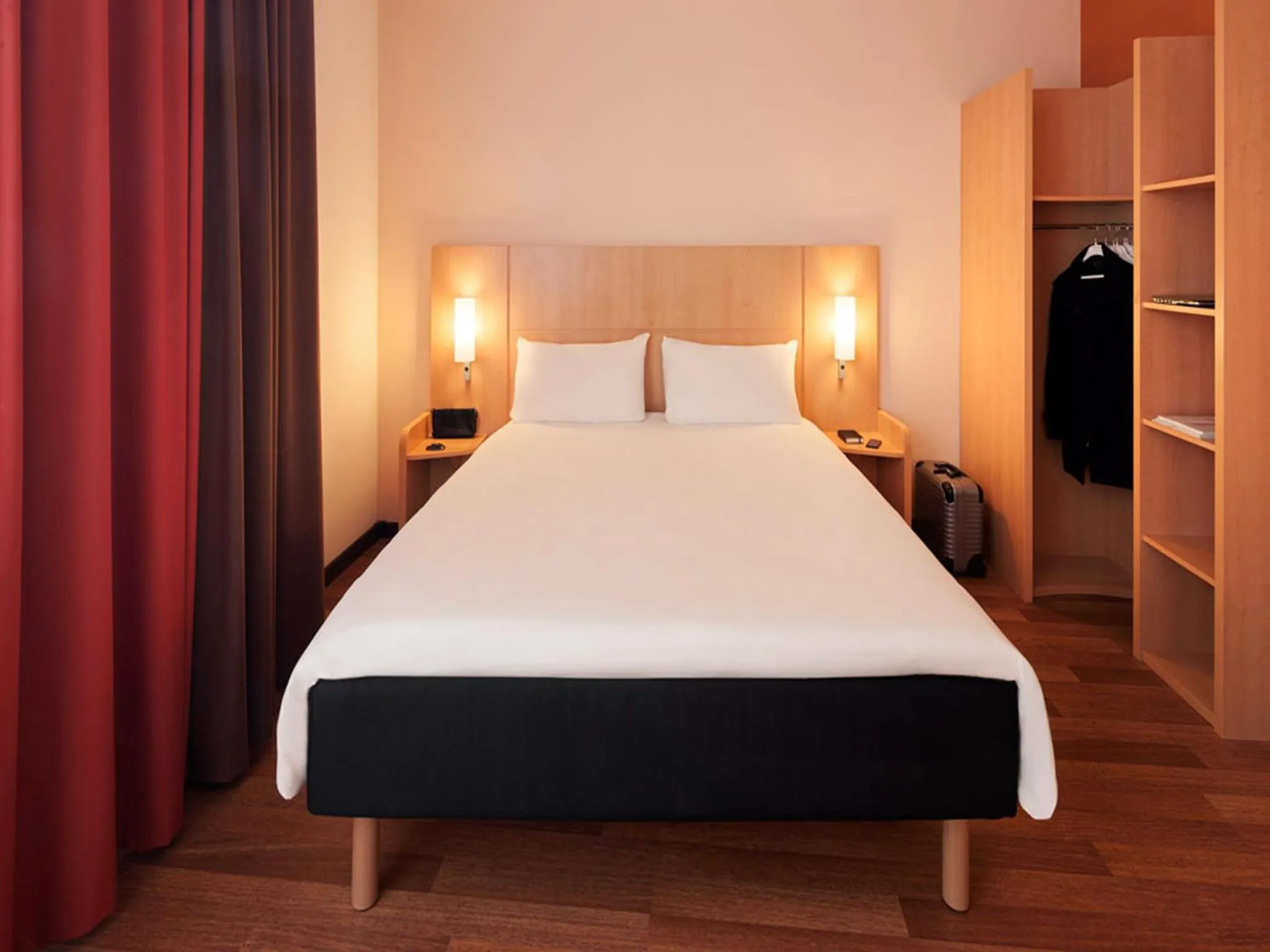 Photo of the whole room, Bed in ibis Hotel Nürnberg Altstadt