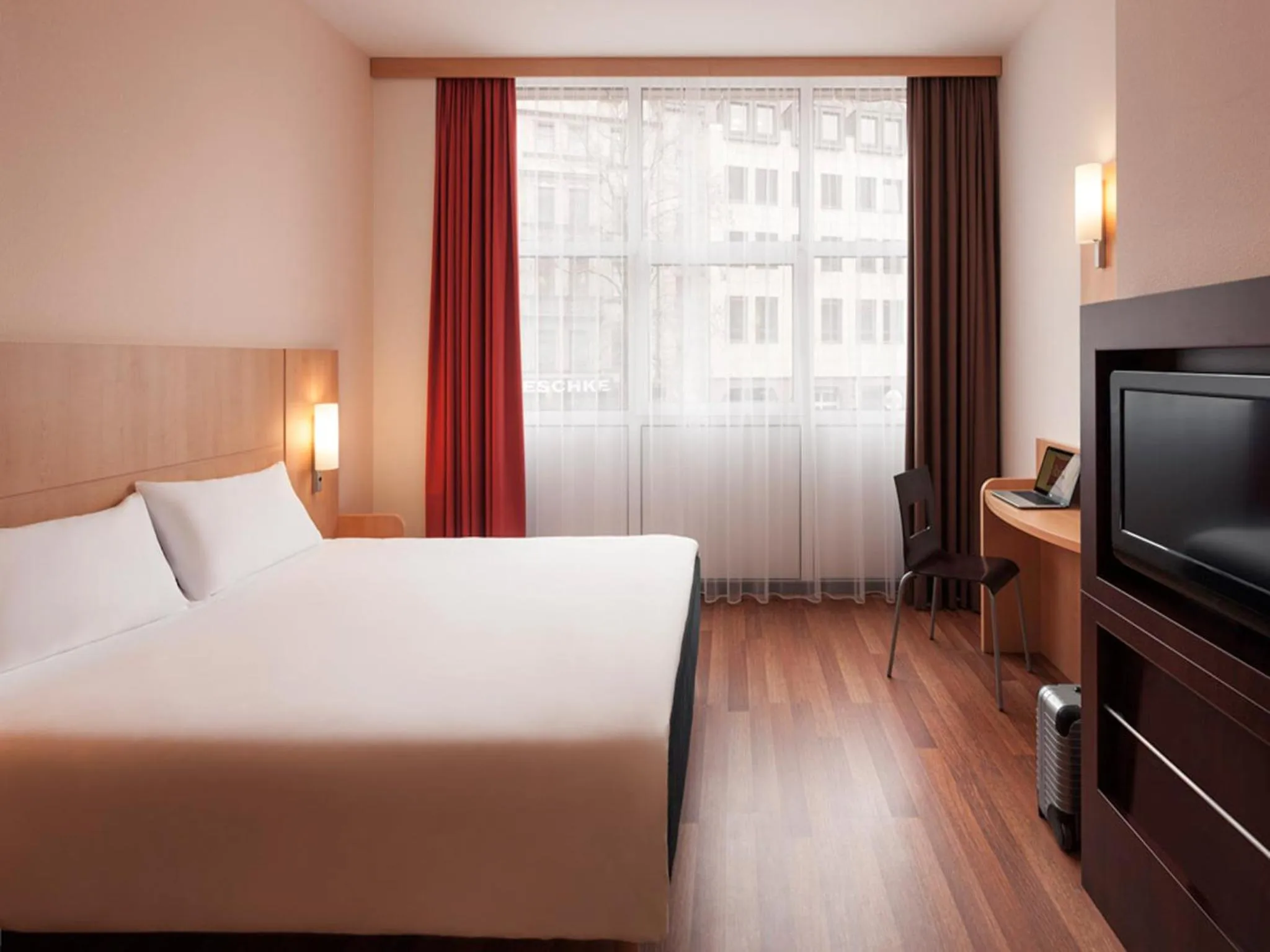 Photo of the whole room, Bed in ibis Hotel Nürnberg Altstadt