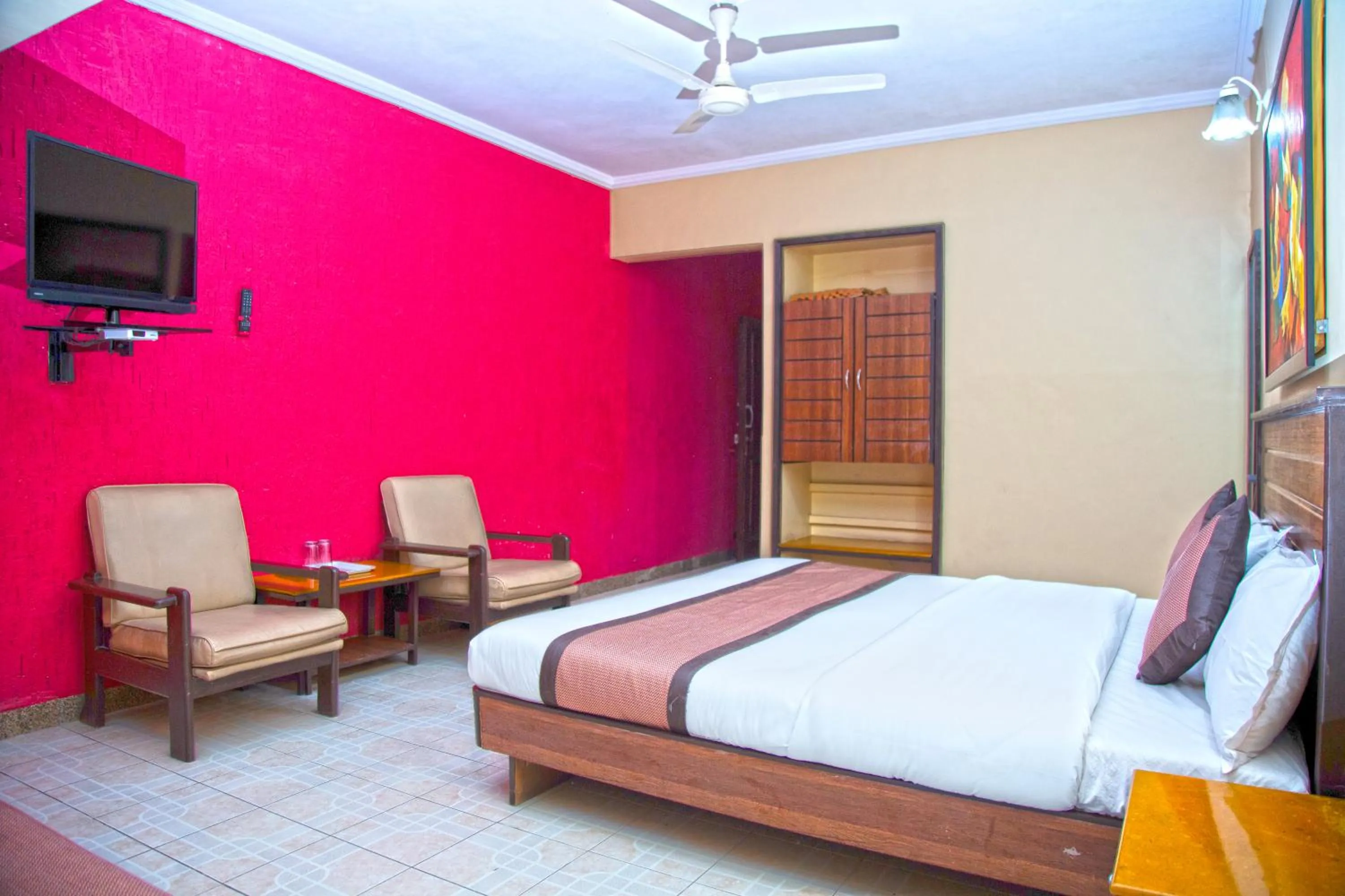 Communal lounge/ TV room, Bed in Hotel Sai leela - Shirdi