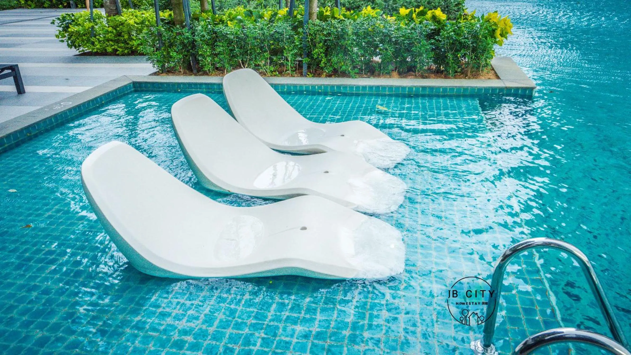 Swimming pool in Grand Medini Suites by RR JBcity