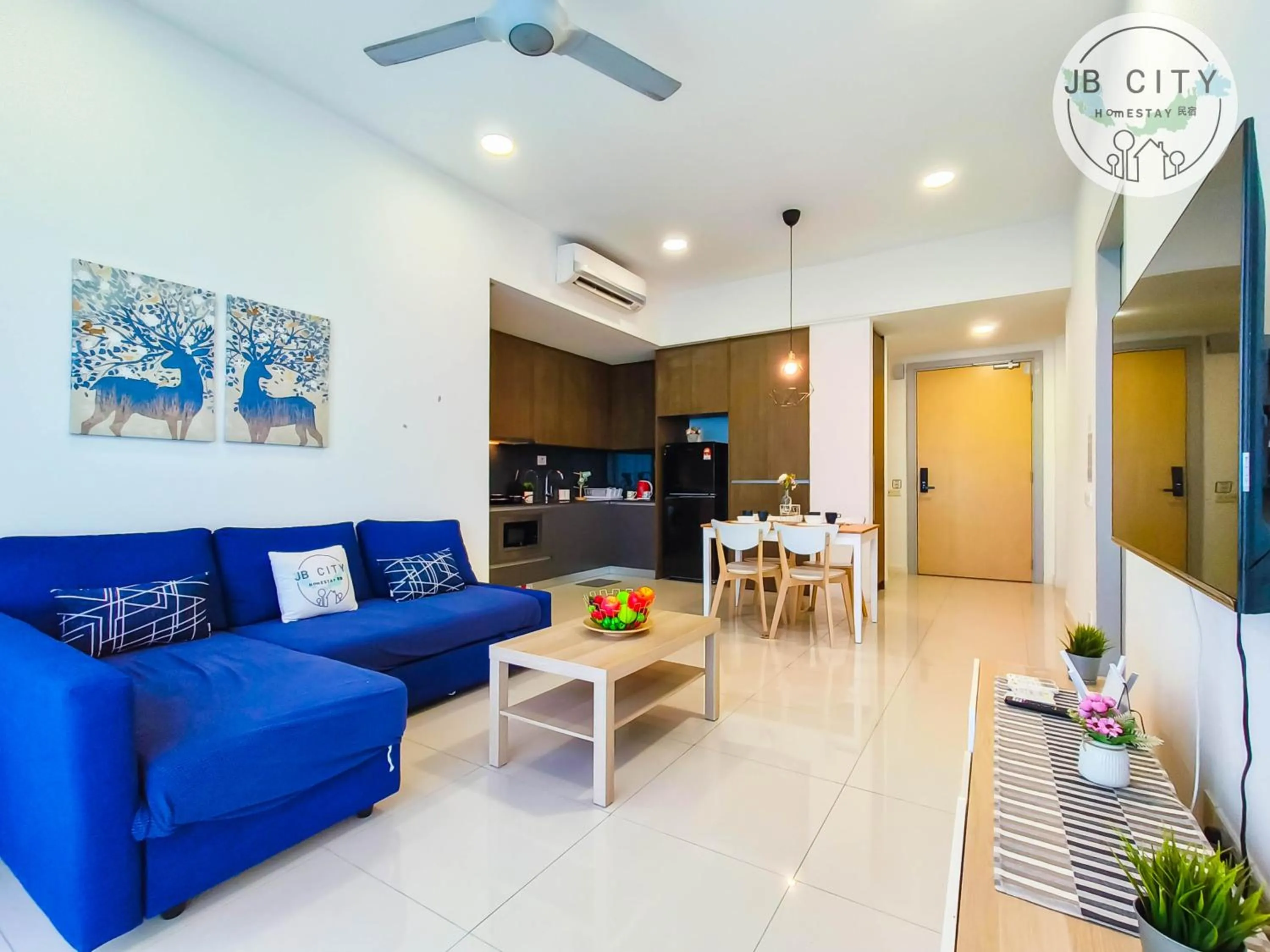 Living room in Grand Medini Suites by RR JBcity