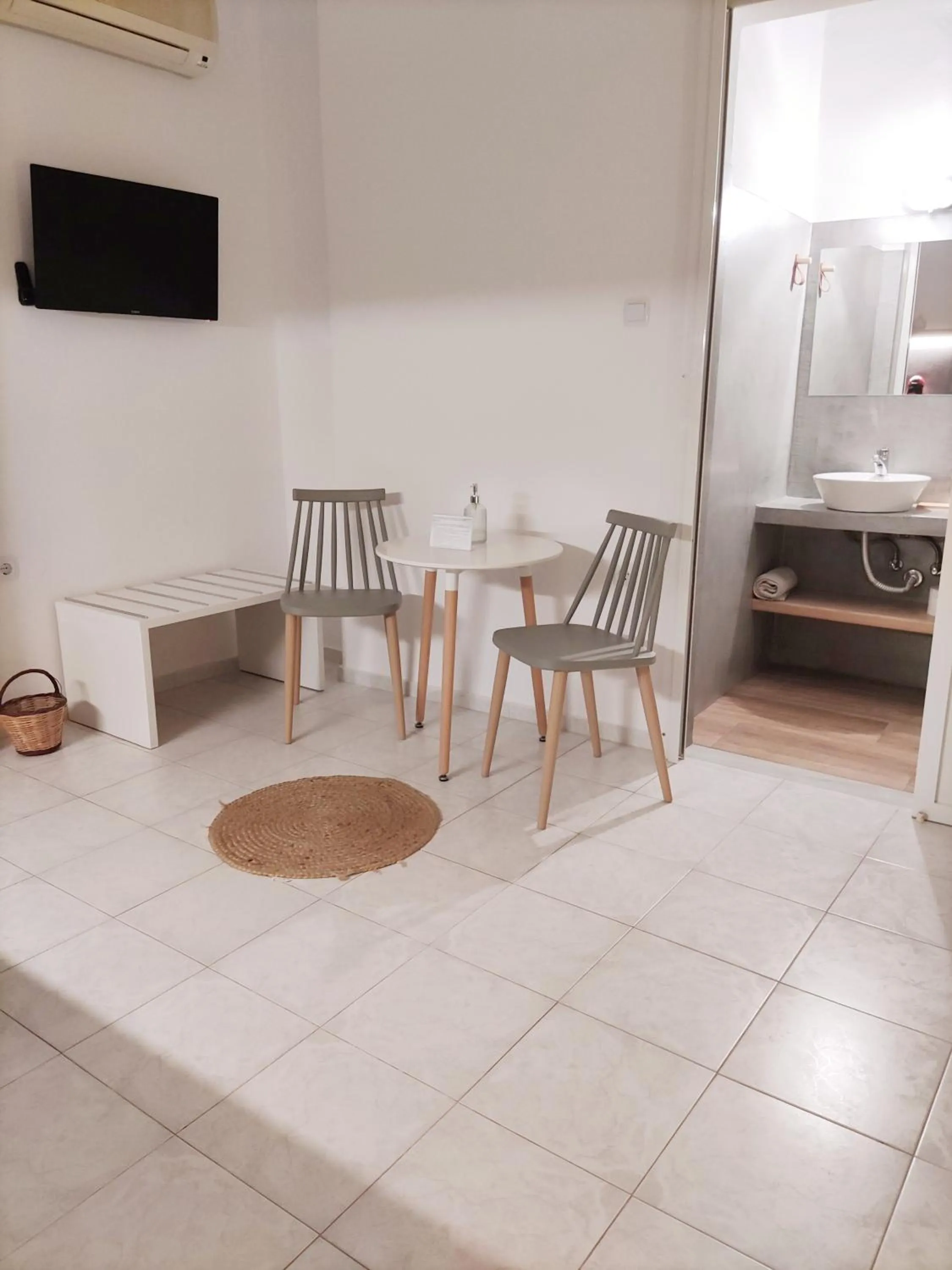 TV and multimedia in Galini Rooms & Apartments