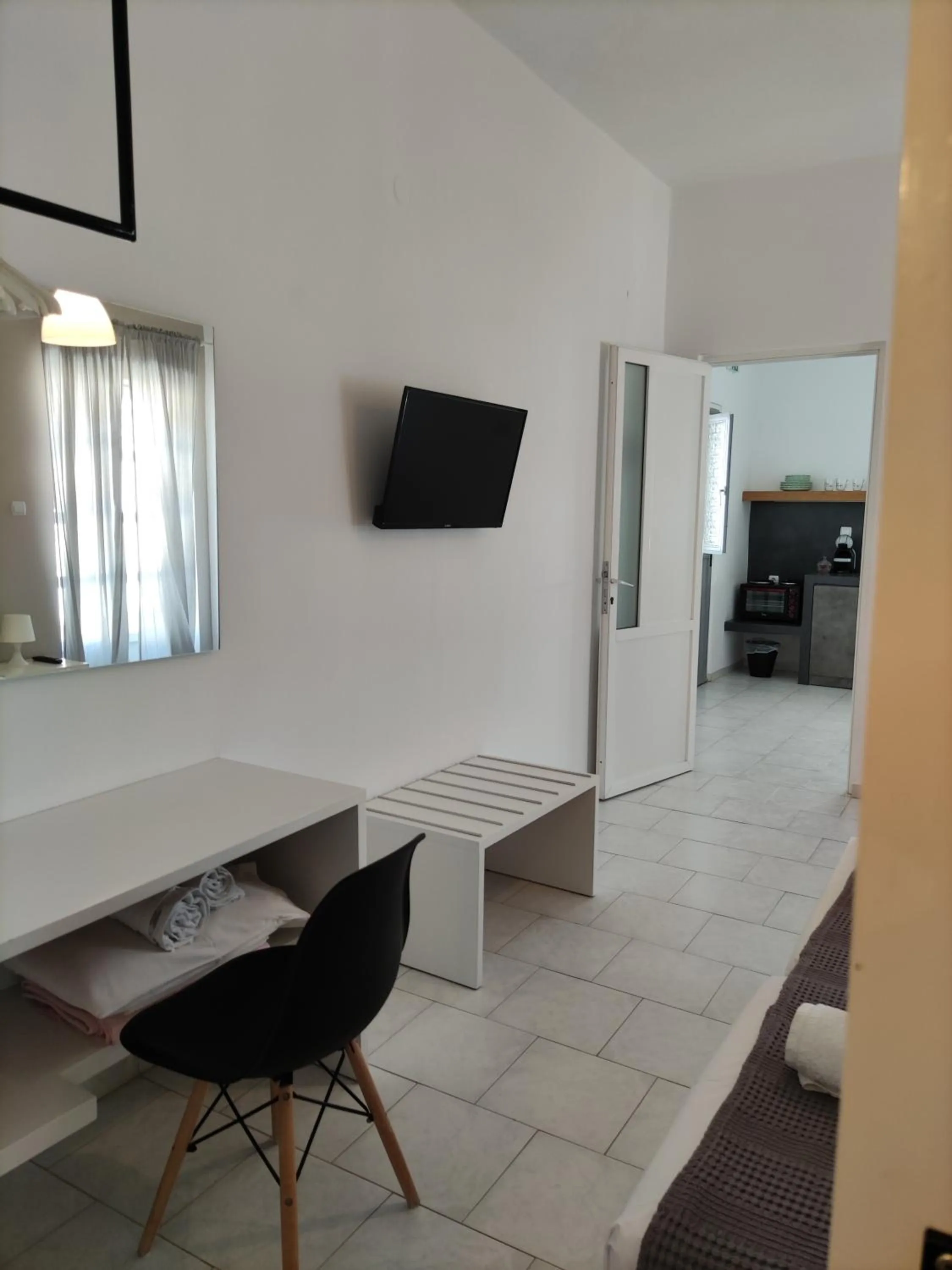 TV and multimedia in Galini Rooms & Apartments