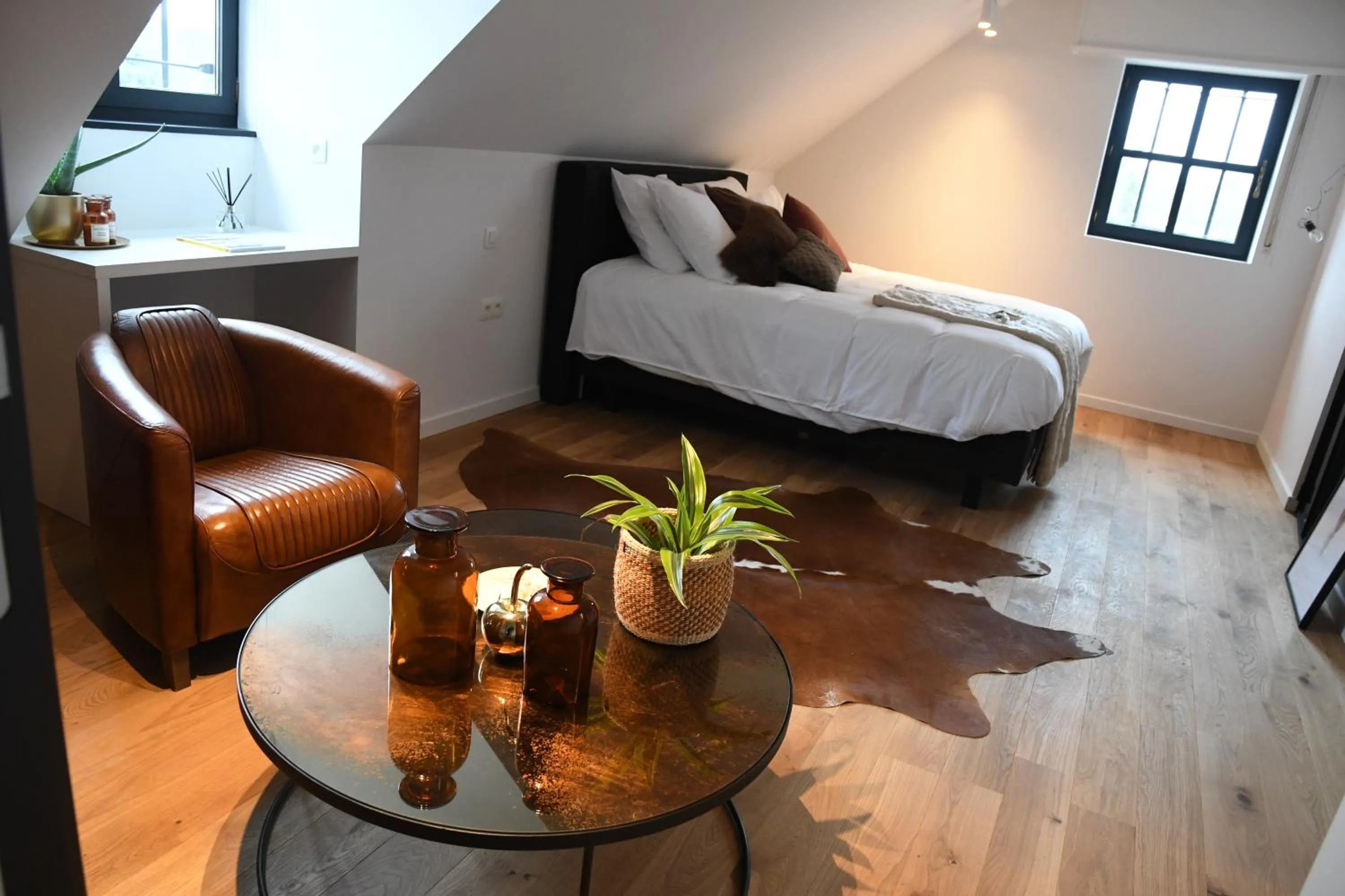 Photo of the whole room, Bed in Ask Lily