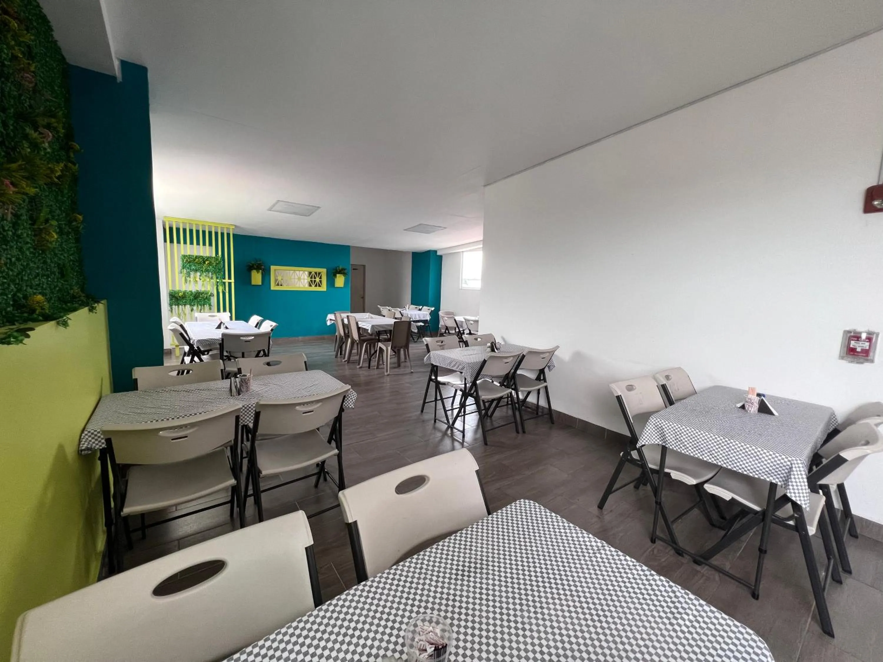 Restaurant/places to eat in Hotel Rosales Gold