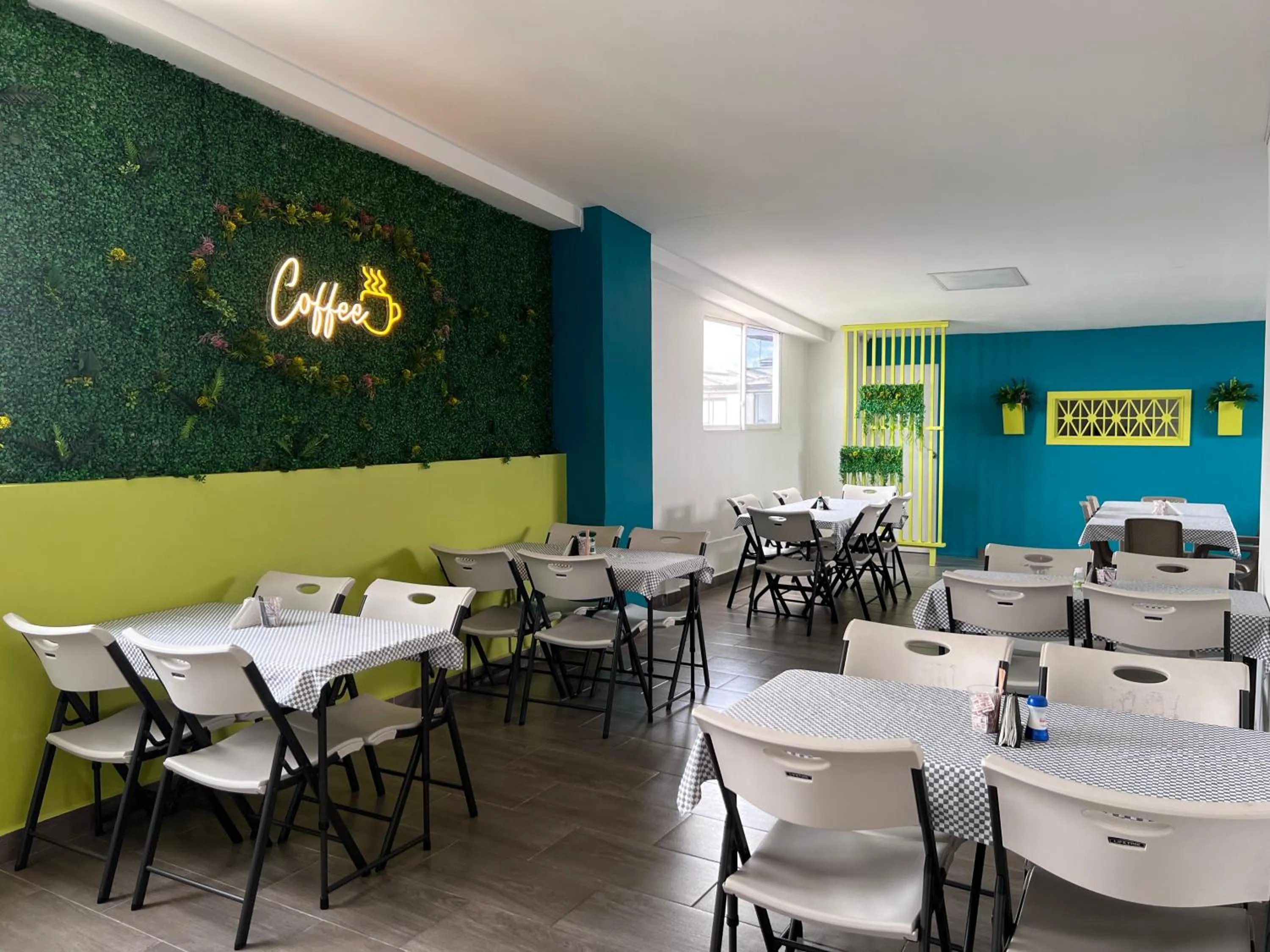 Restaurant/places to eat in Hotel Rosales Gold